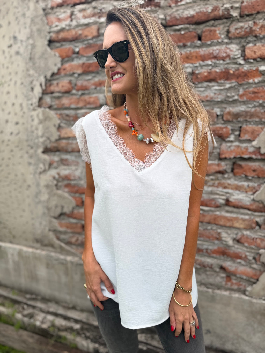 Polera viscosa bordes encaje blanca