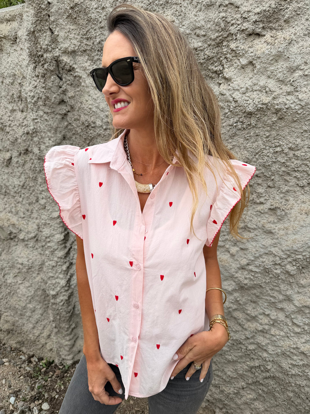 Blusa corazones bordados y vuelitos rosada