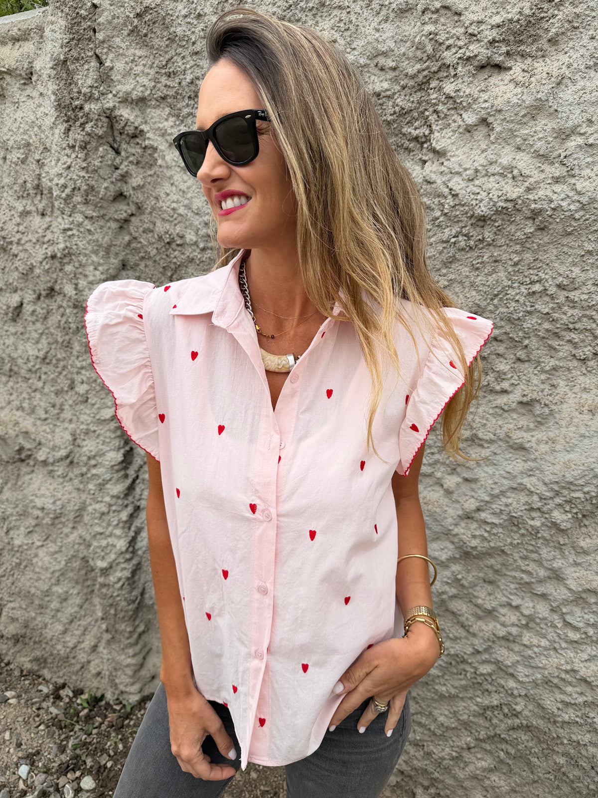 Blusa corazones bordados y vuelitos rosada