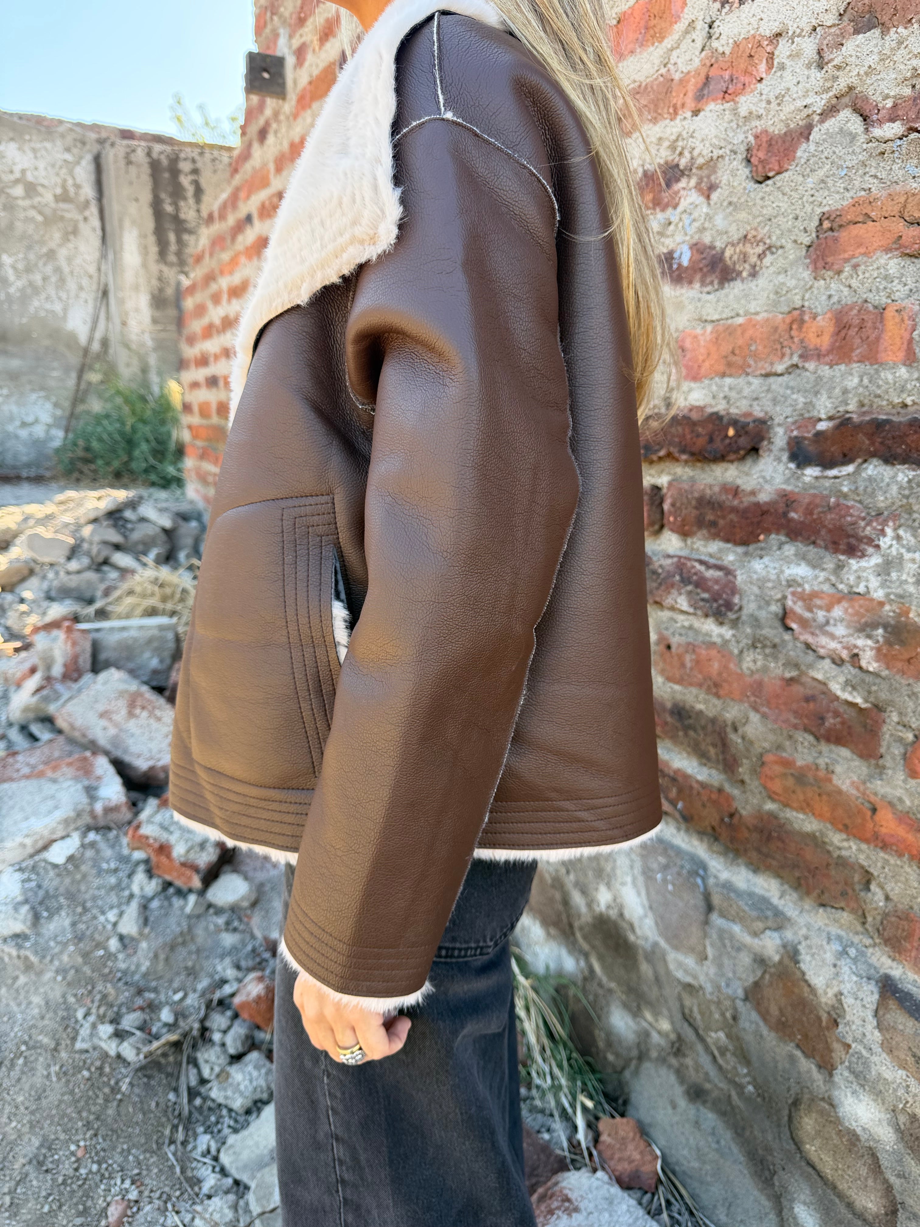Chaqueta efecto cuero piel café
