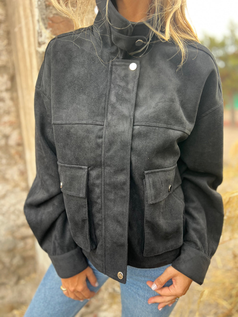 Chaqueta gamuza cuello broches negro