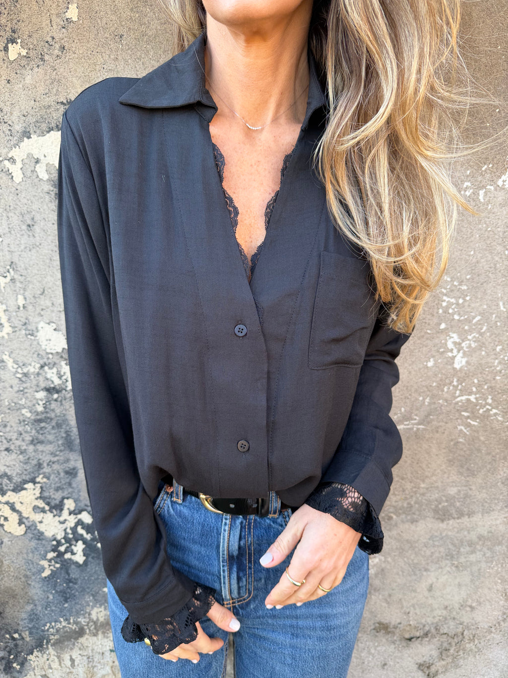 Blusa detalles encaje negra