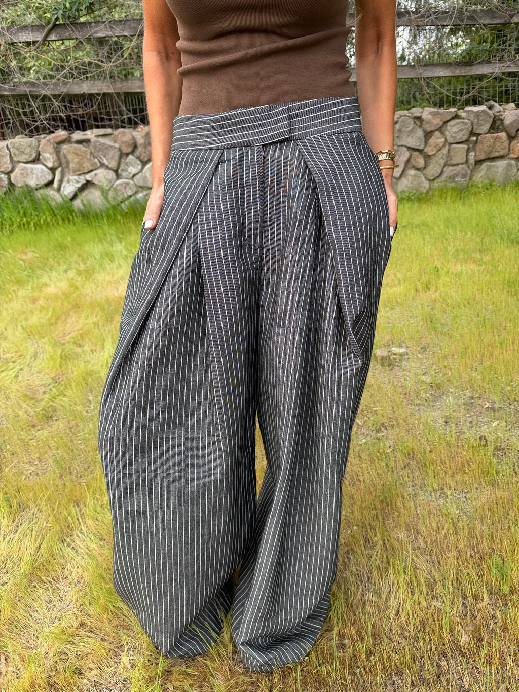 Pantalón sastre líneas gris acero