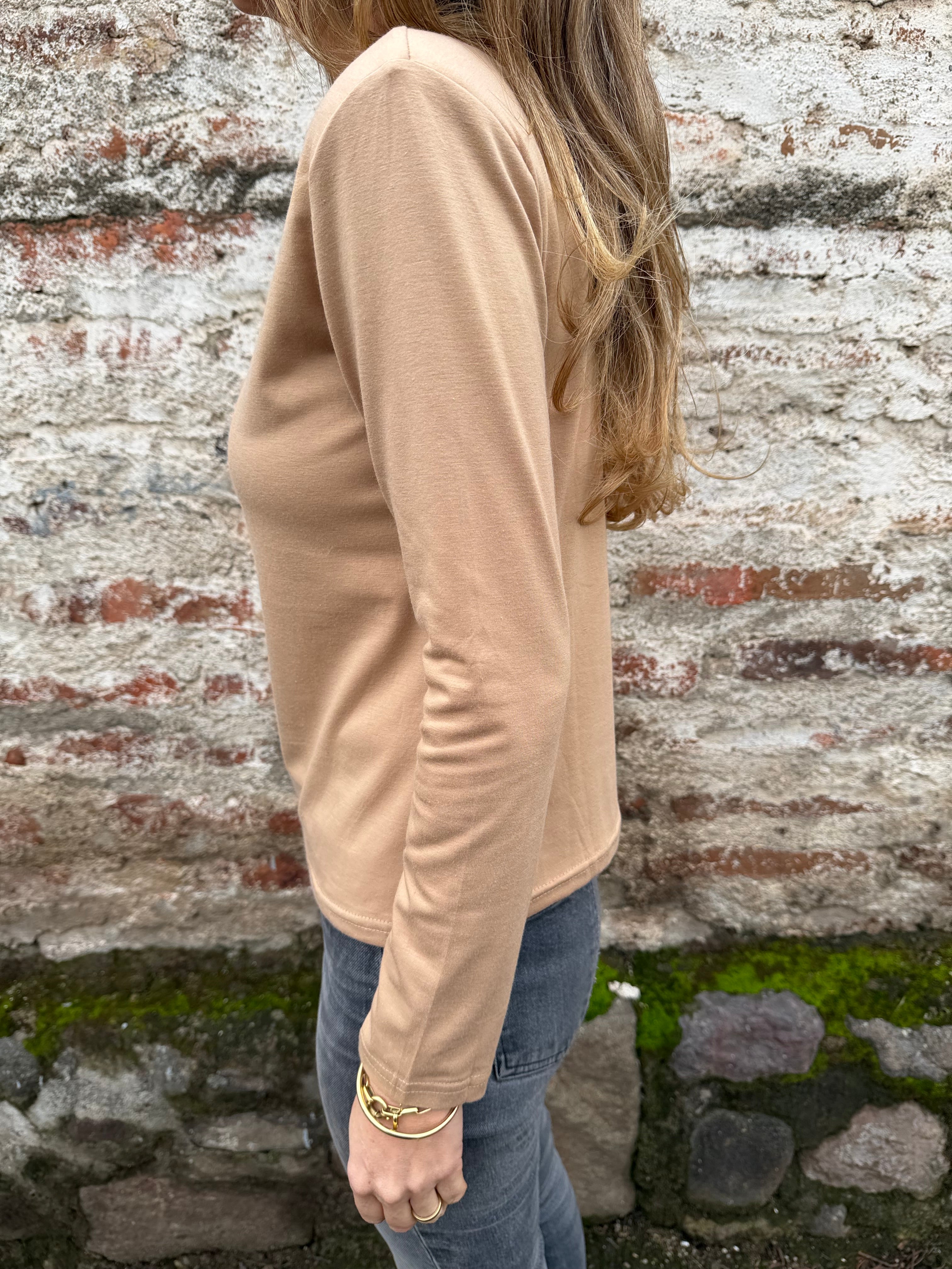 Polera hombreras basica camel