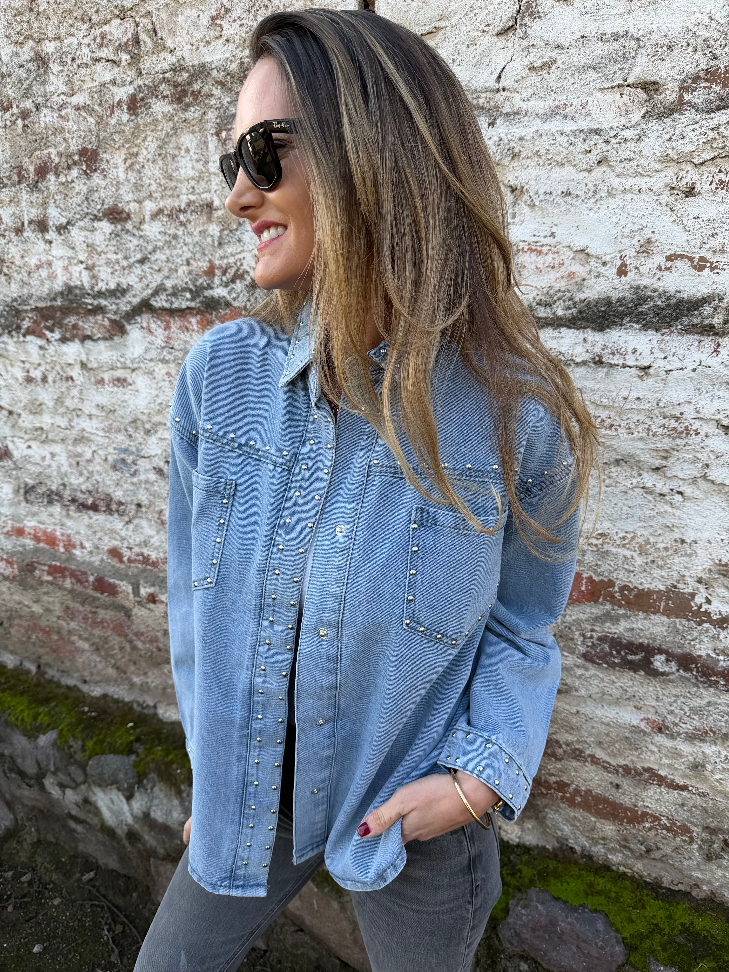 Chaqueta bluejean tachas celeste