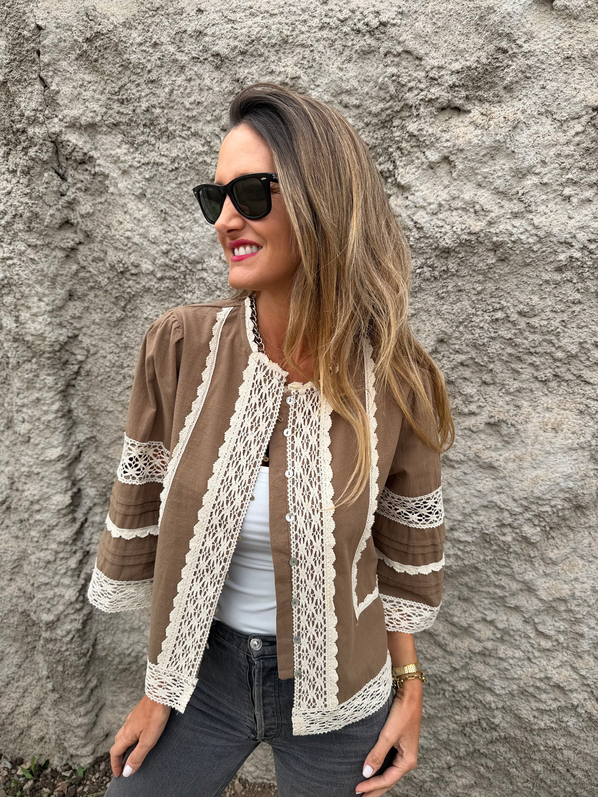 Chaqueta preciosa detalles macramé café