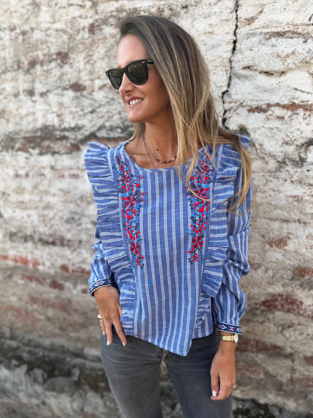 Blusa líneas vuelos y flores azul