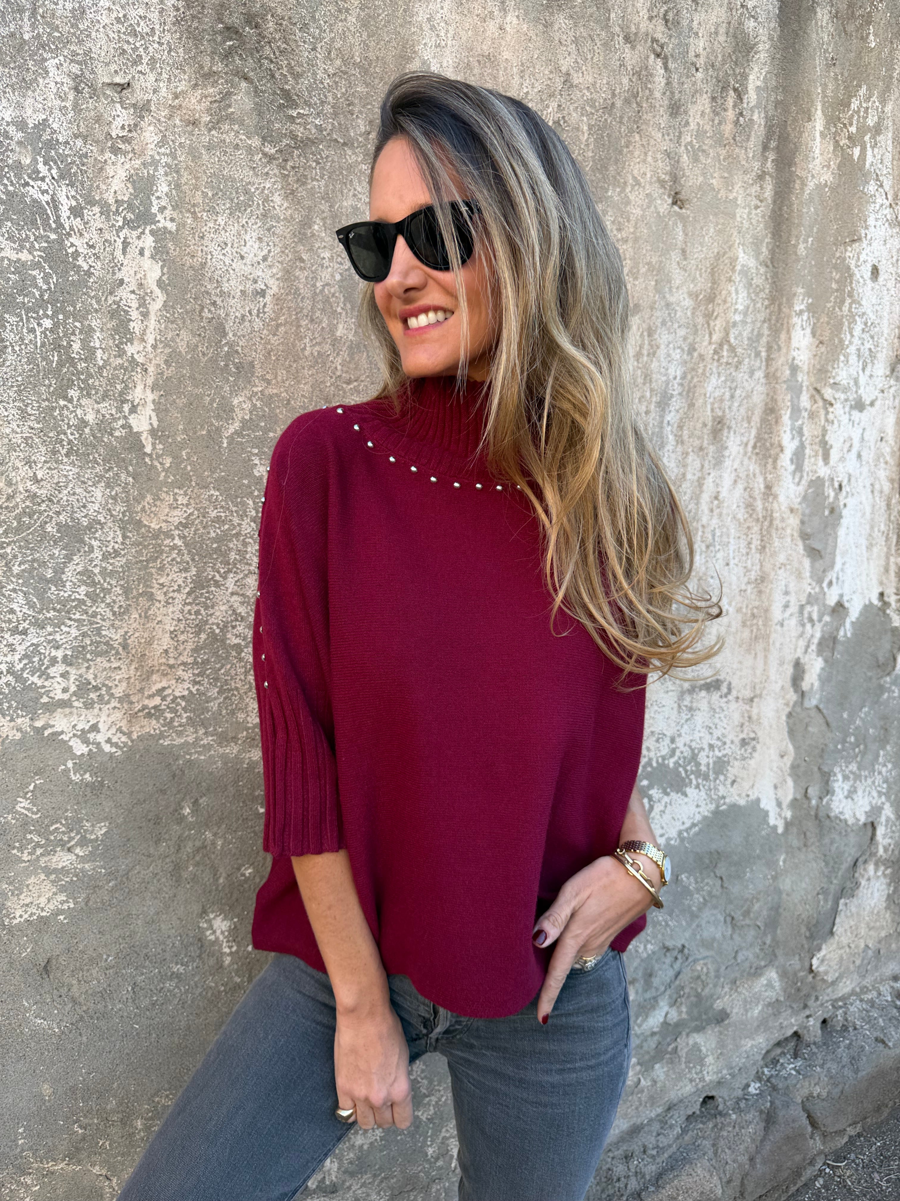 Chaleco medio cuello tachas burdeo