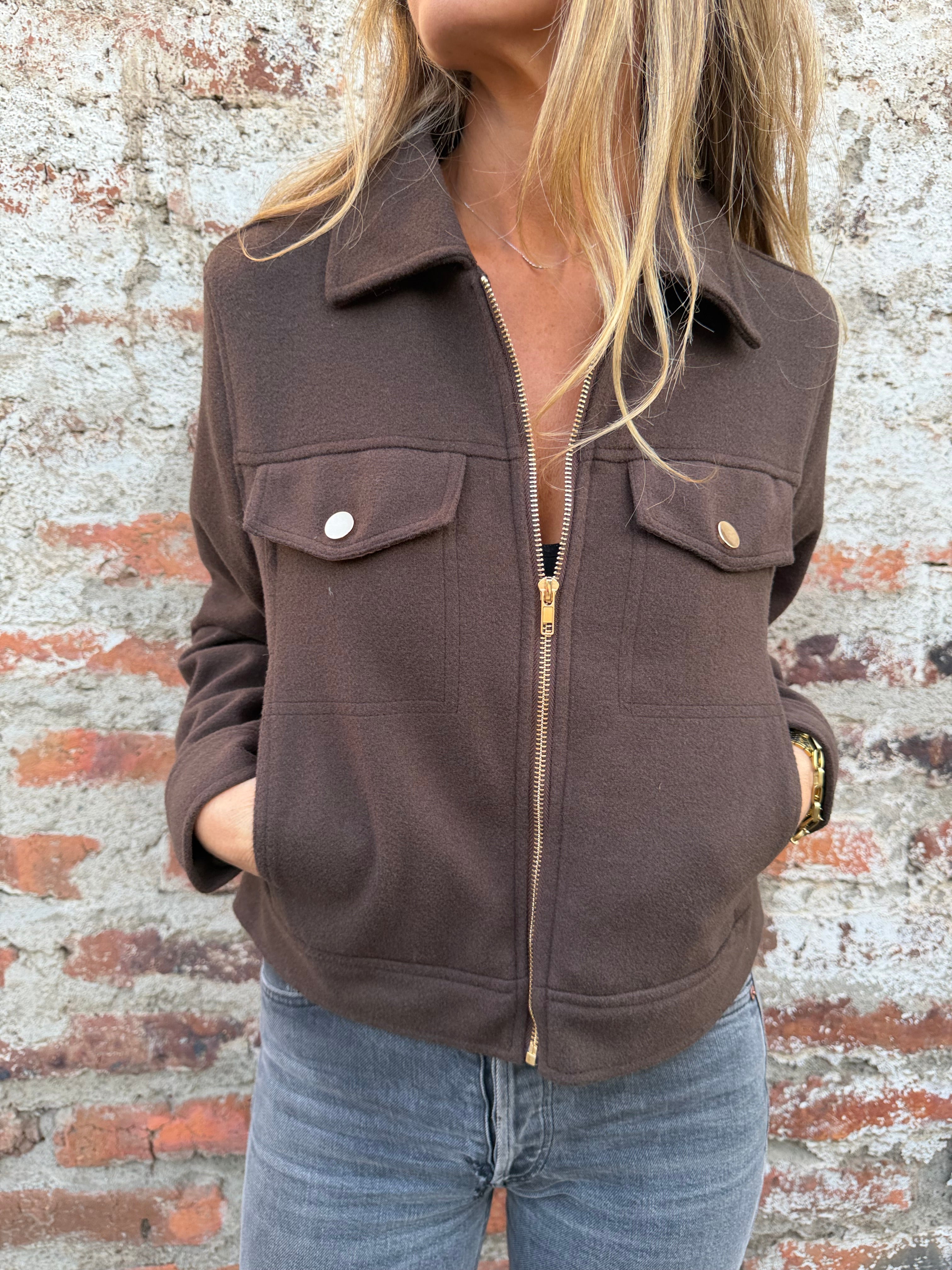 Chaqueta paño clásico herrajes dorados café