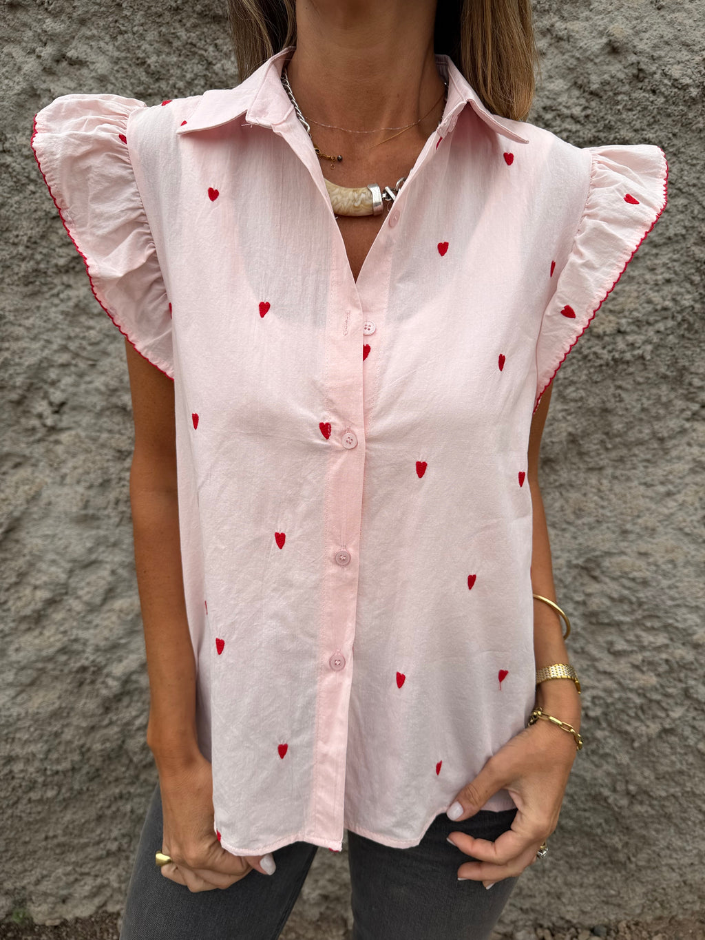 Blusa corazones bordados y vuelitos rosada