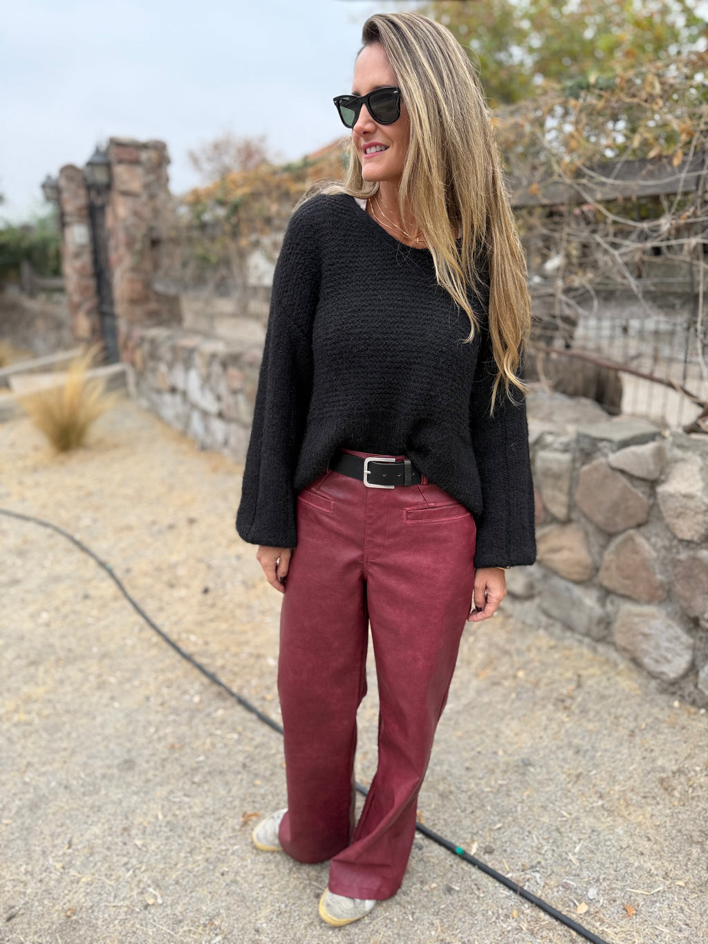 Pantalón ecocuero desgastado premium opaco burdeo