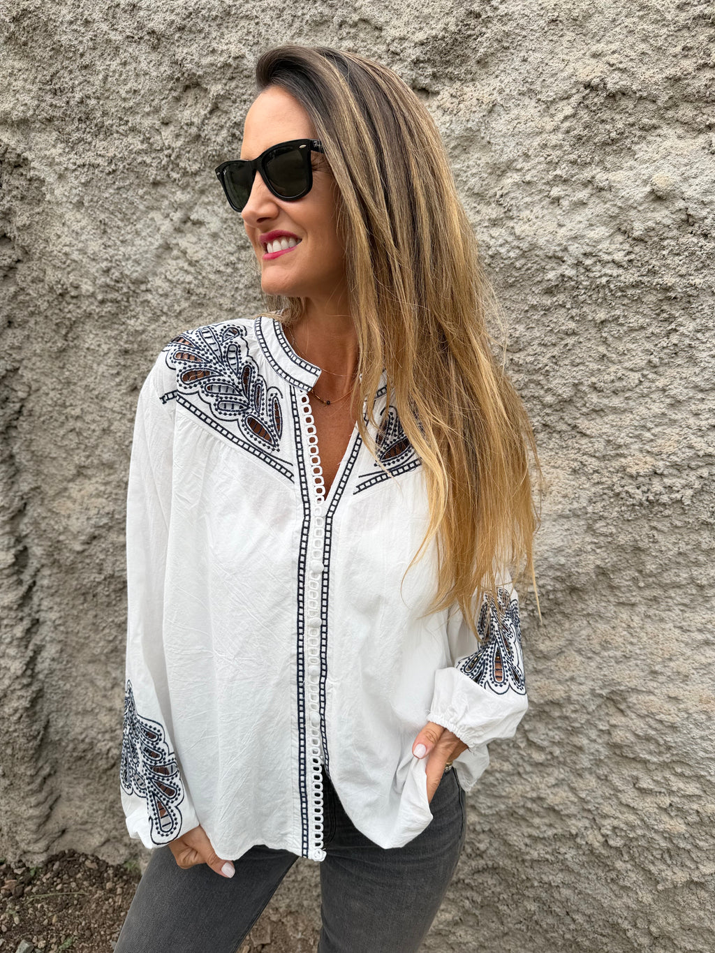 Blusa botoncitos coqueta broderie blanca