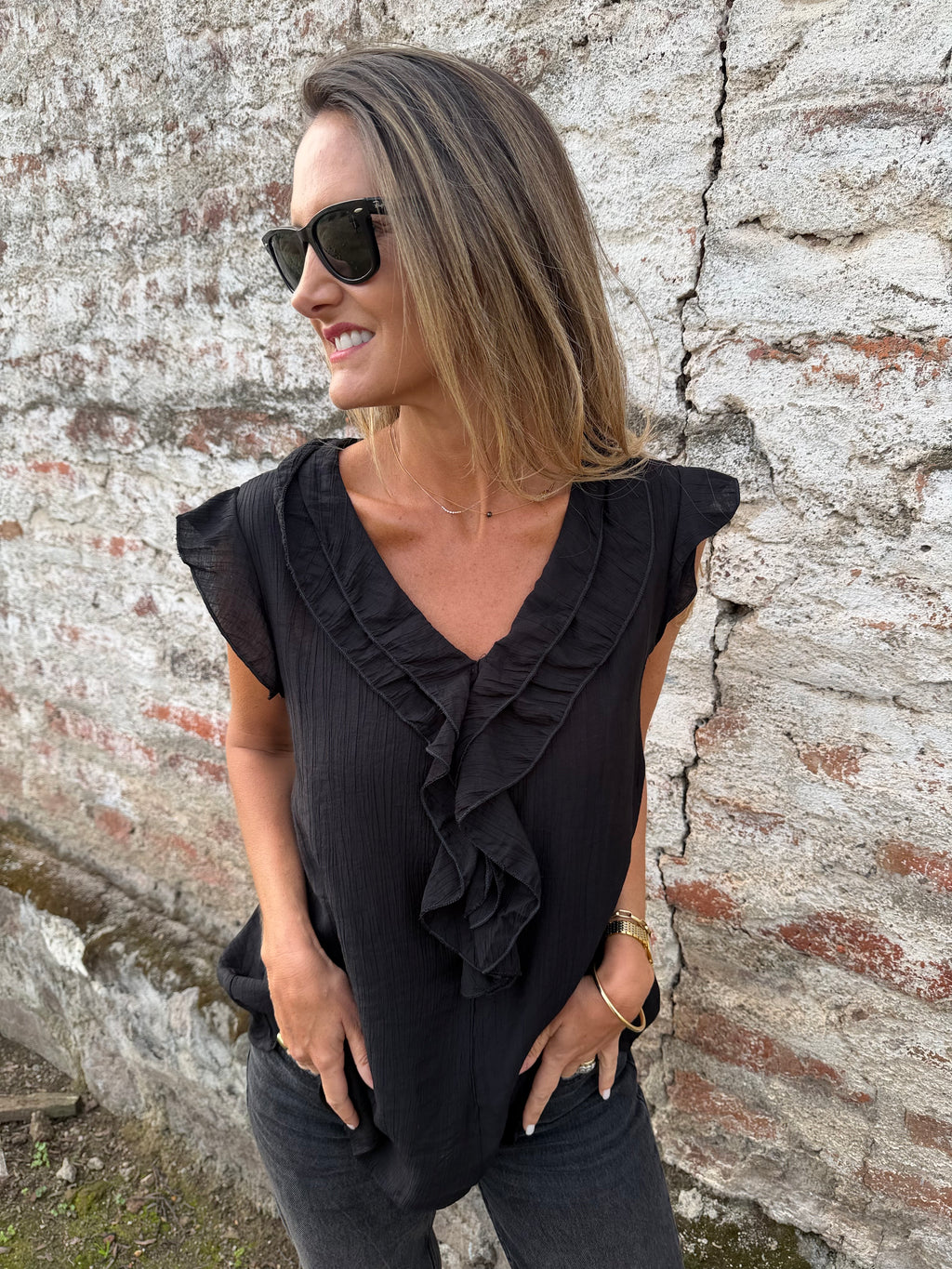 Blusa vuelitos escote central negra