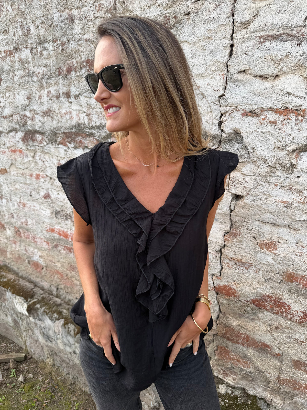 Blusa vuelitos escote central negra