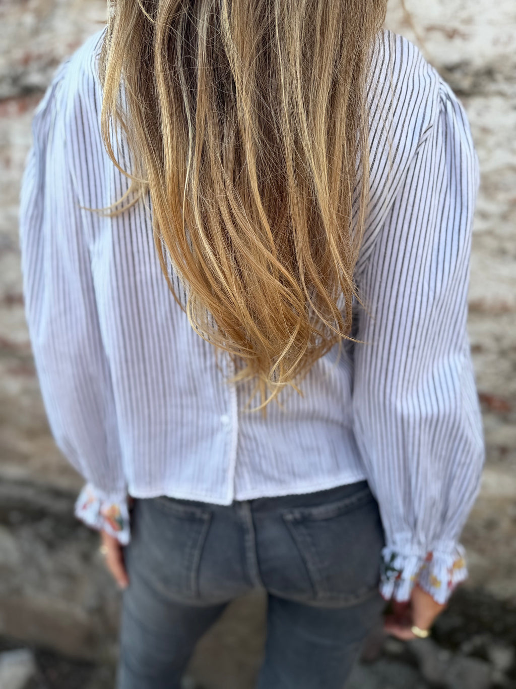 Blusa mangas vuelos floreados negra