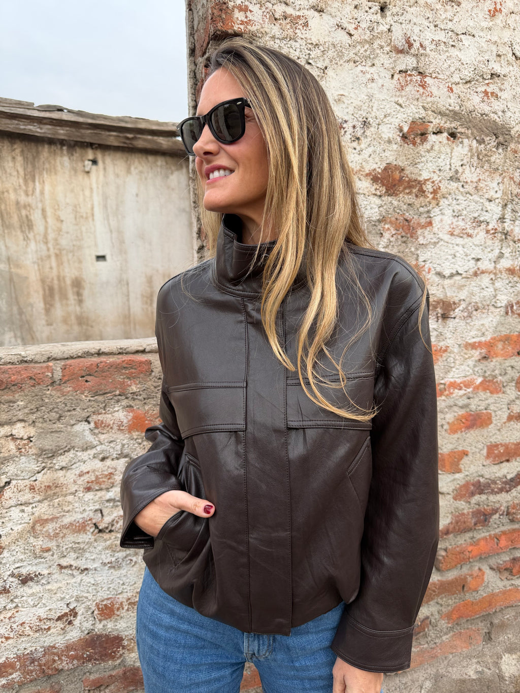 Chaqueta efecto cuero increíble café