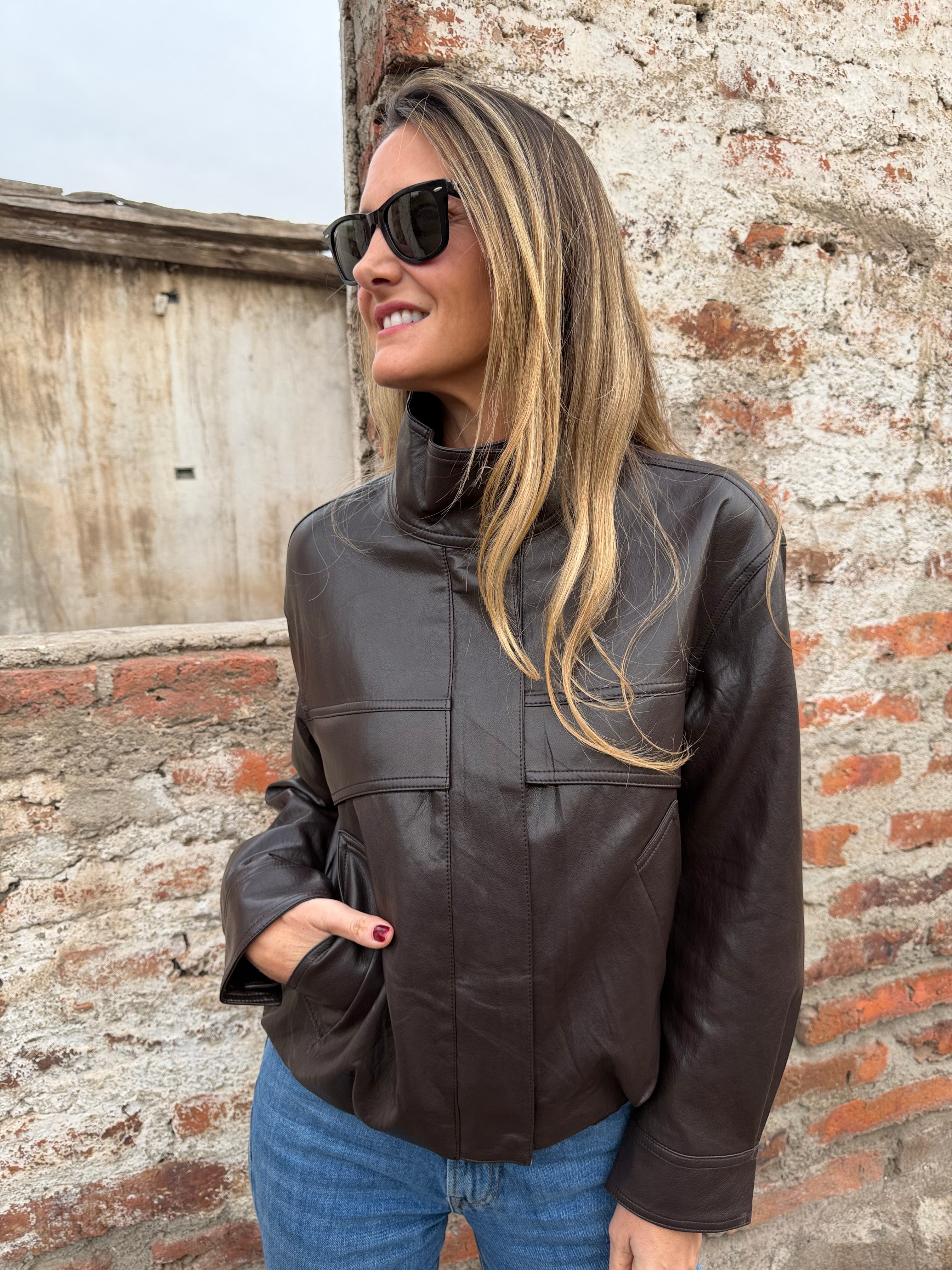Chaqueta efecto cuero increíble café
