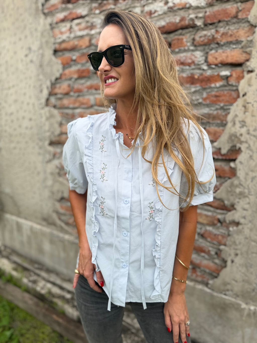 Blusa bordados mangas abullonadas celeste claro