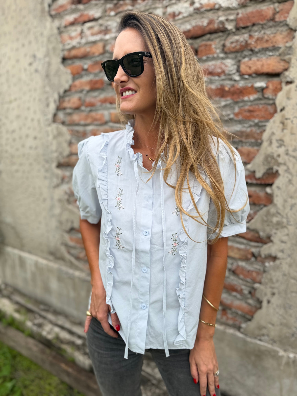 Blusa bordados mangas abullonadas celeste claro