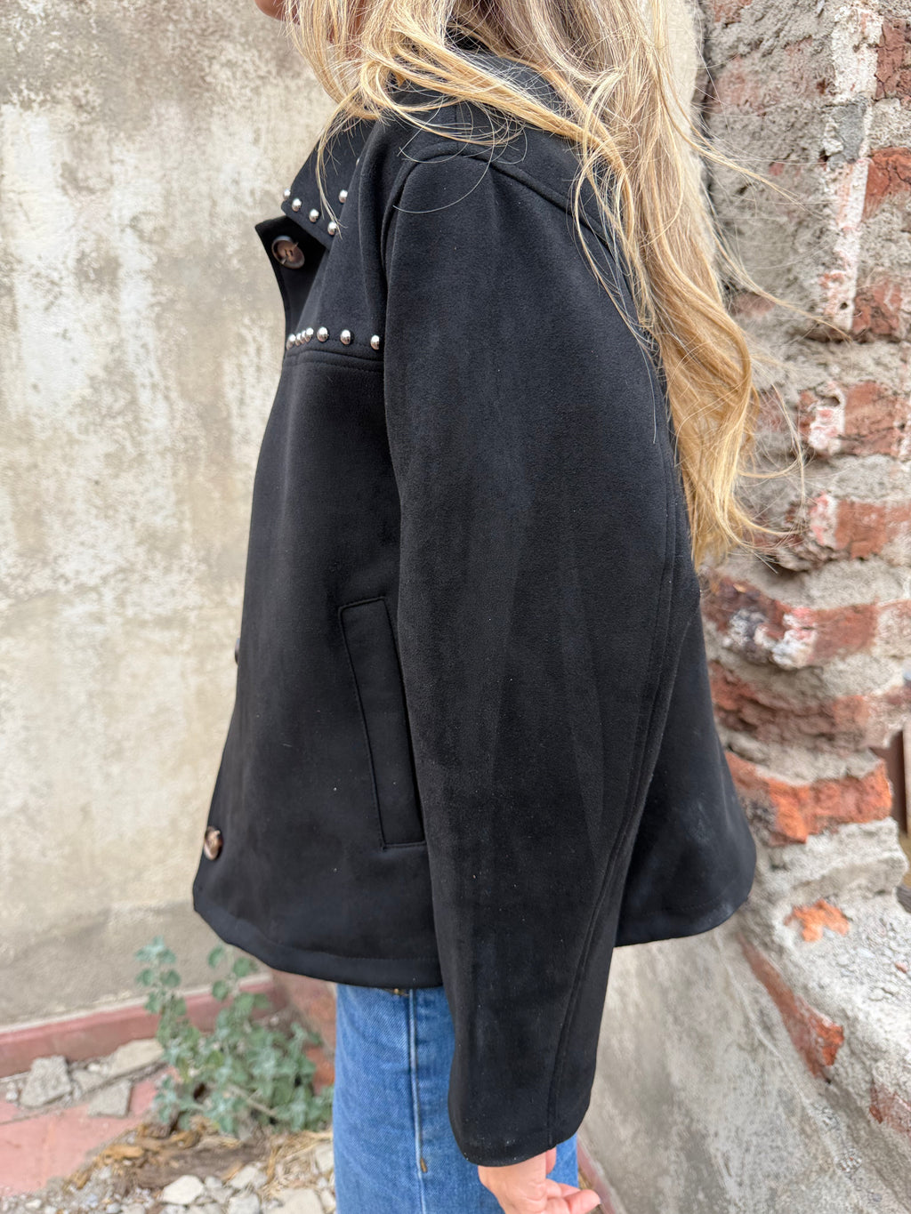 Chaqueta suede tachitas negra
