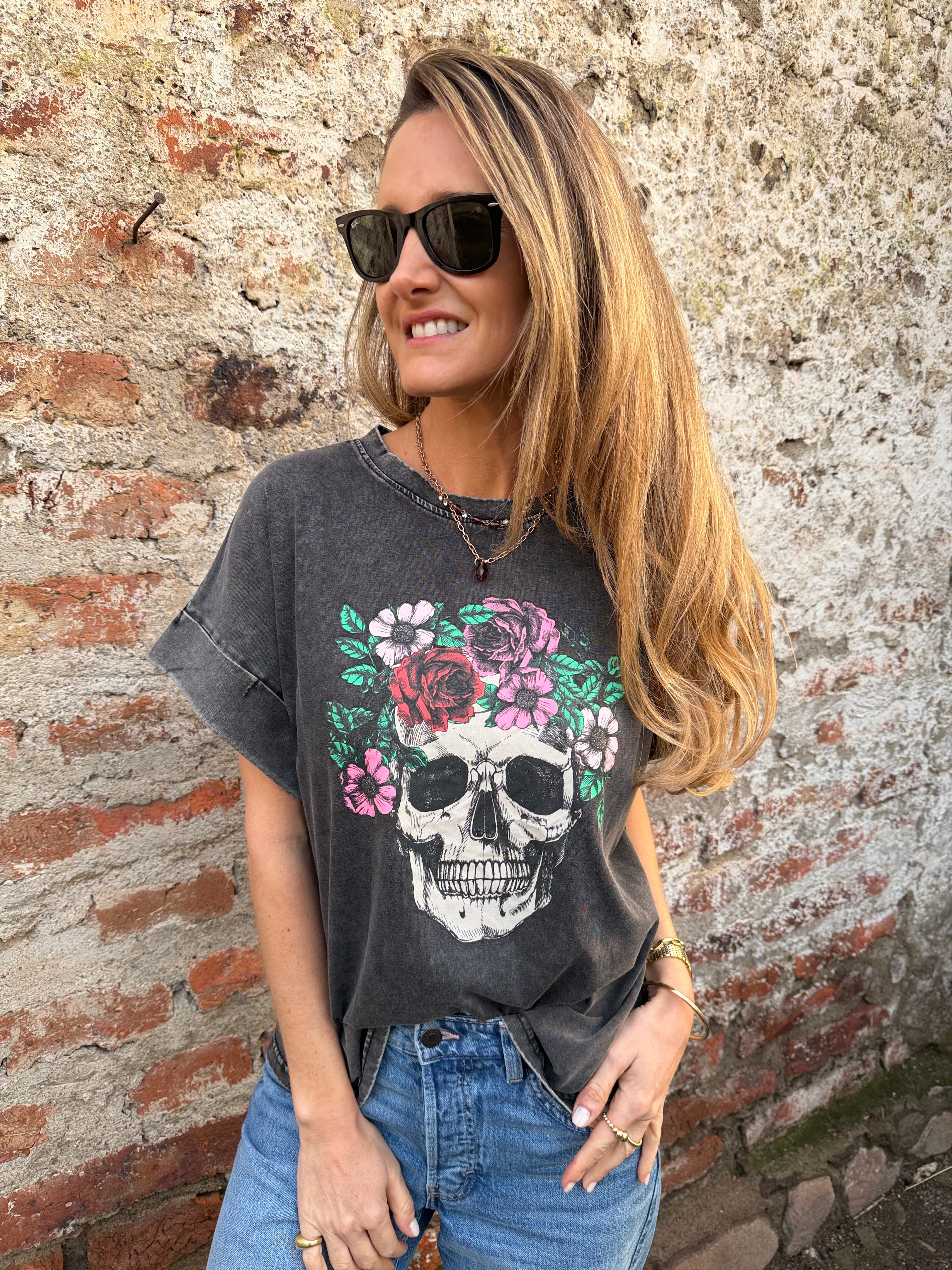Polera calavera flores negra