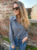 Blusa gamuza tachitas gris