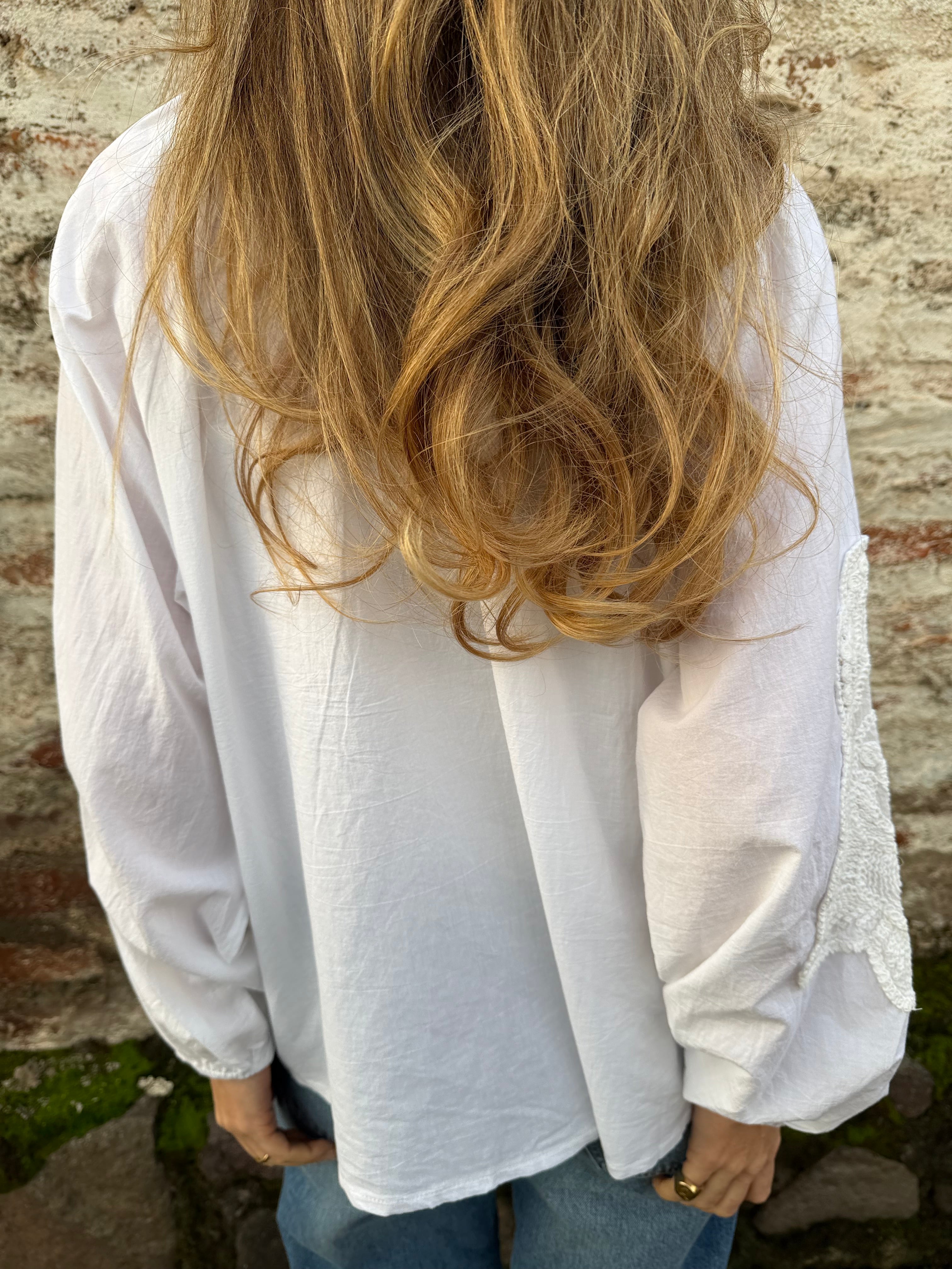 Blusa manga globo bordados blanca