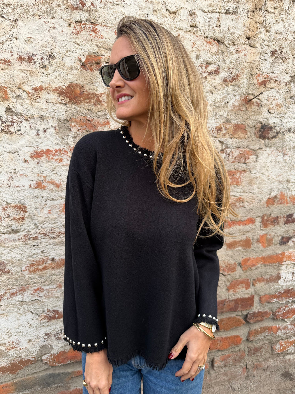 Chaleco tachas escote desflecado negro