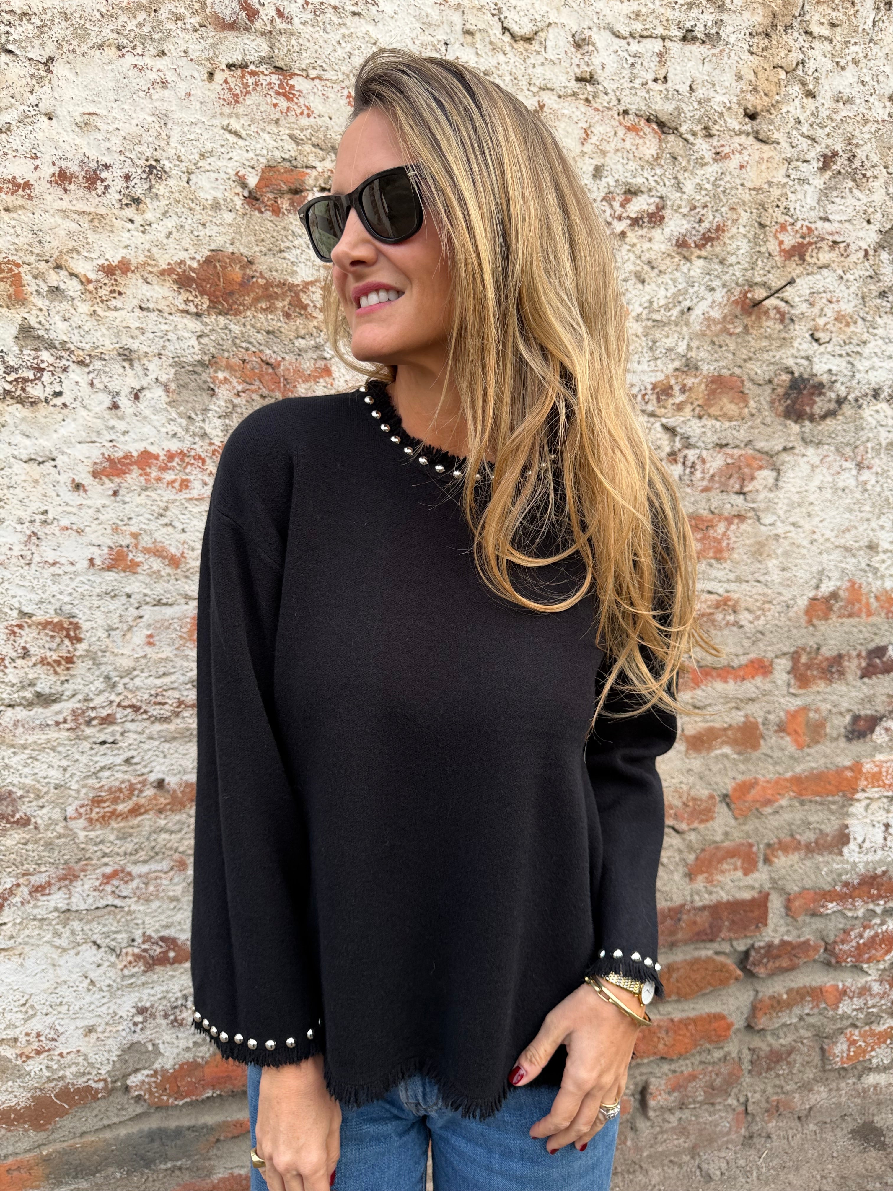 Chaleco tachas escote desflecado negro