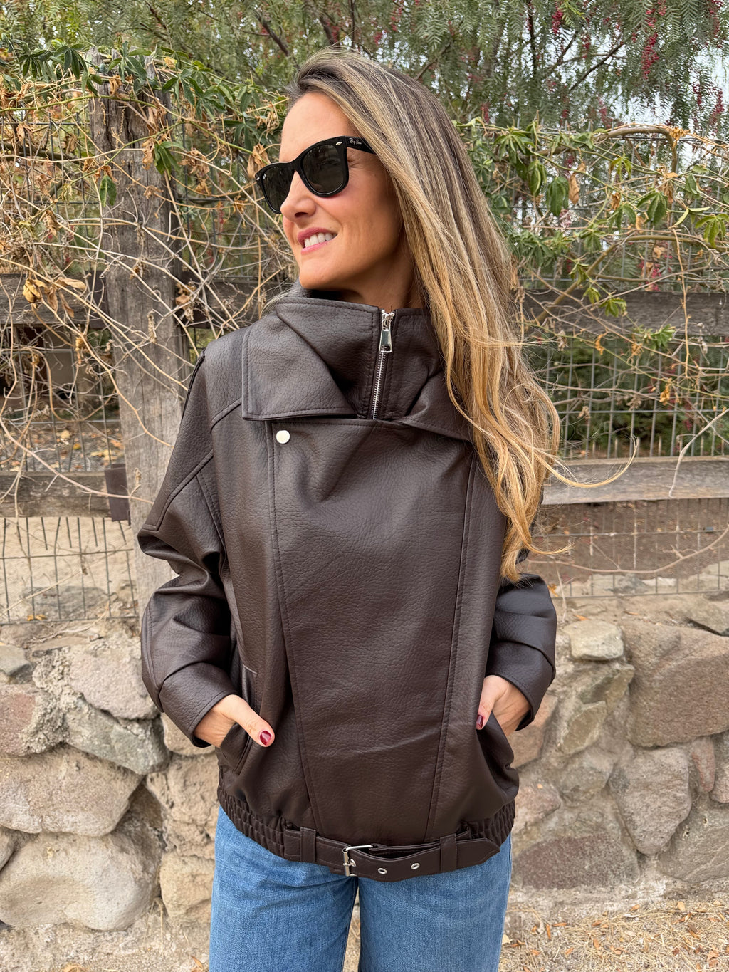 Aviadora efecto cuero funnel neck chocolate