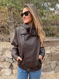 Aviadora efecto cuero funnel neck chocolate