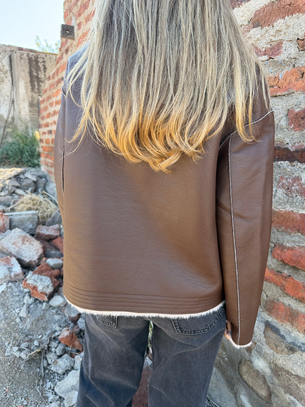 Chaqueta efecto cuero piel café