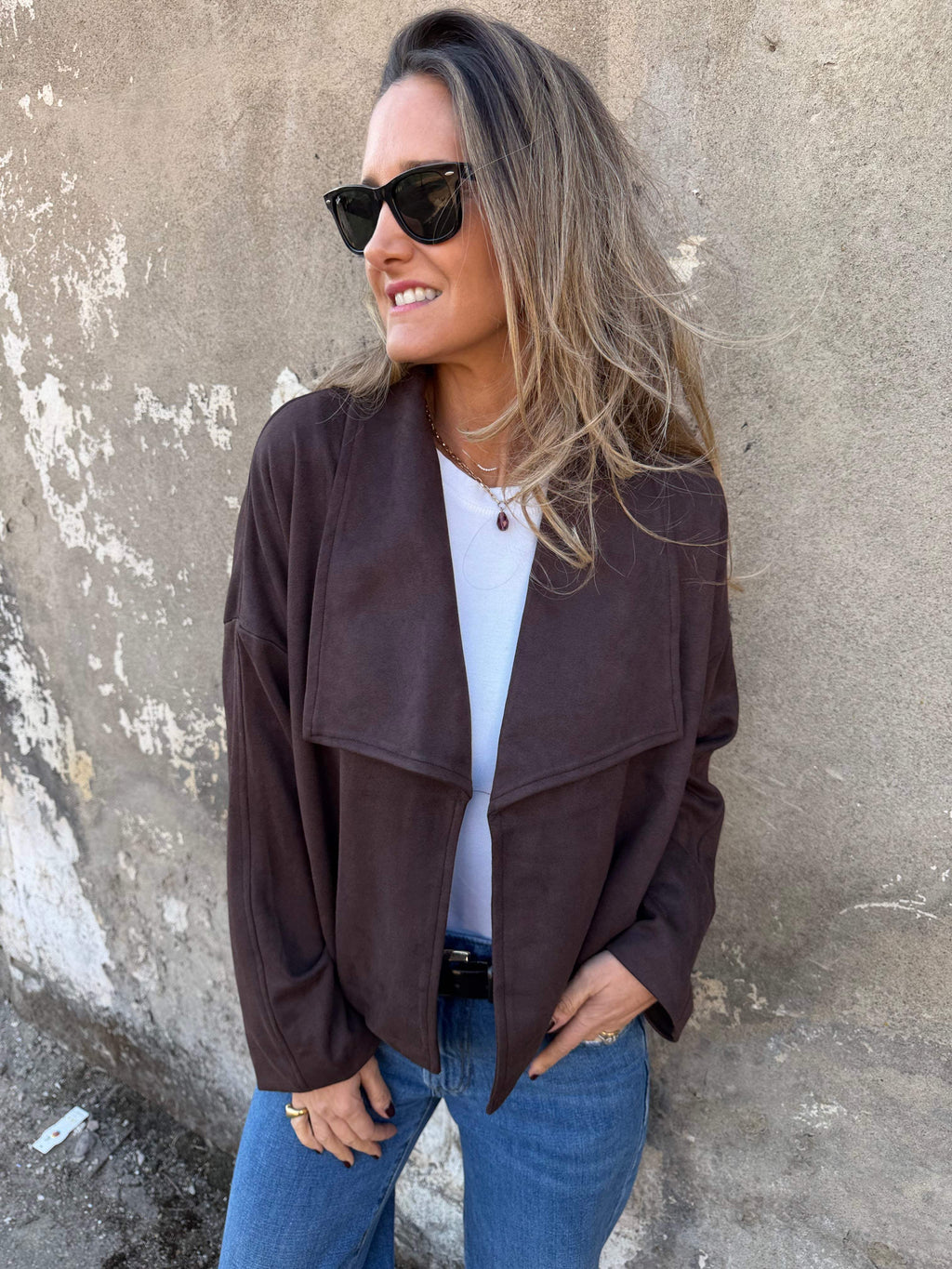 Chaqueta efecto gamuza solapa café oscuro