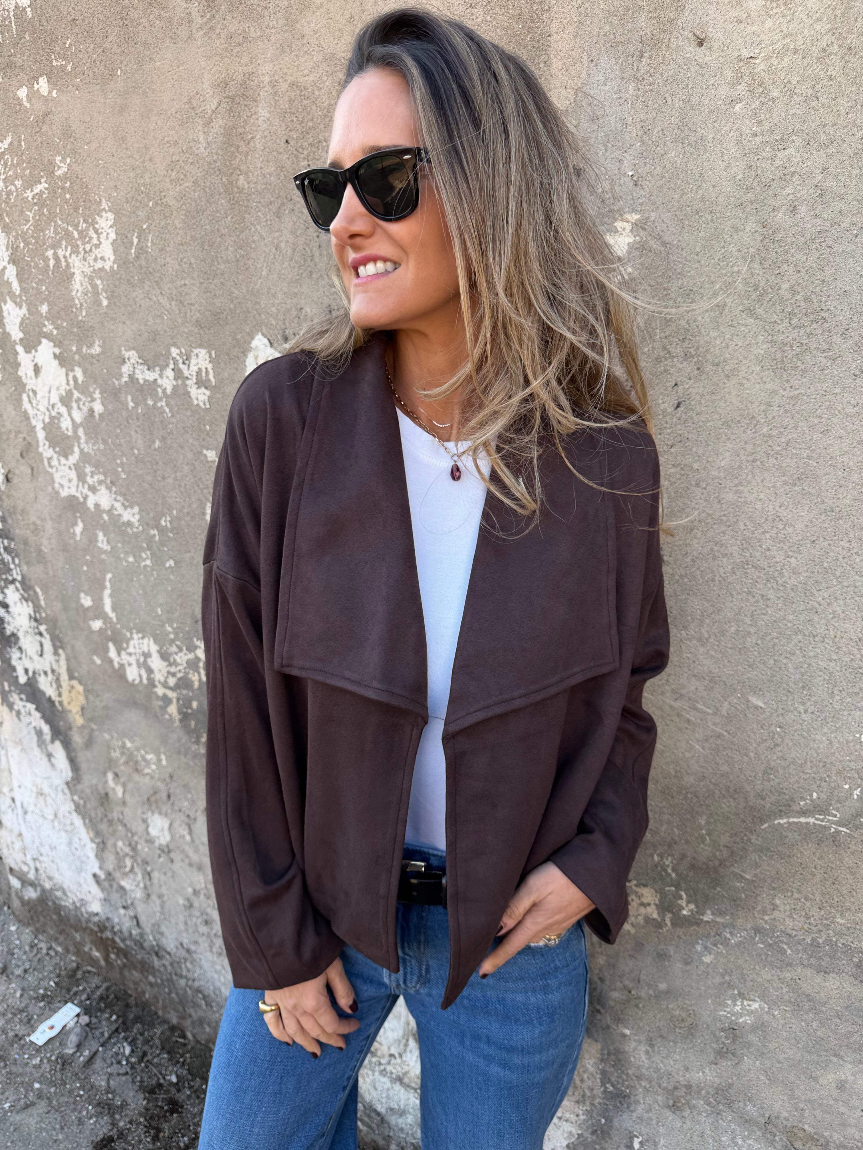 Chaqueta efecto gamuza solapa café oscuro
