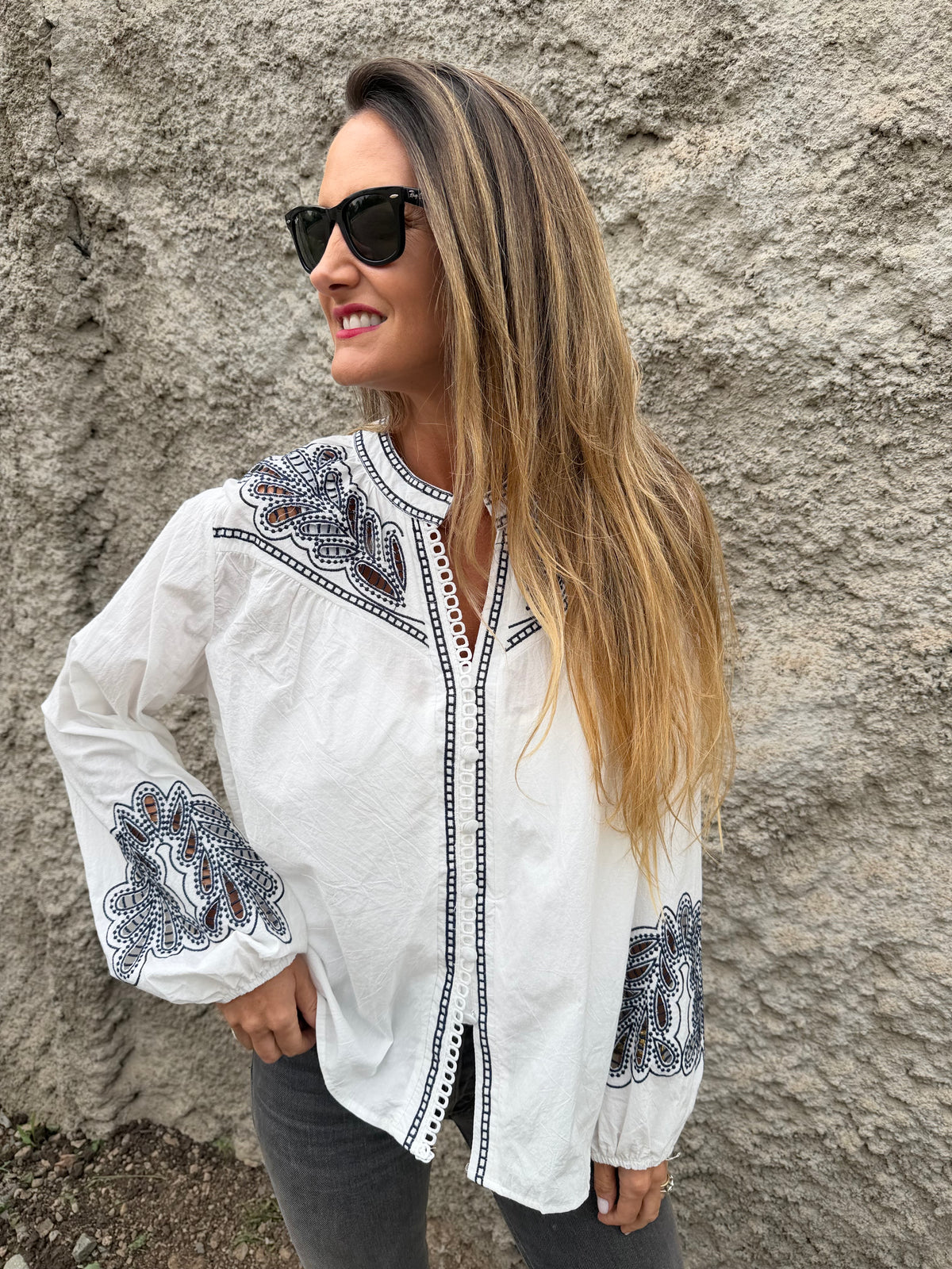 Blusa botoncitos coqueta broderie blanca