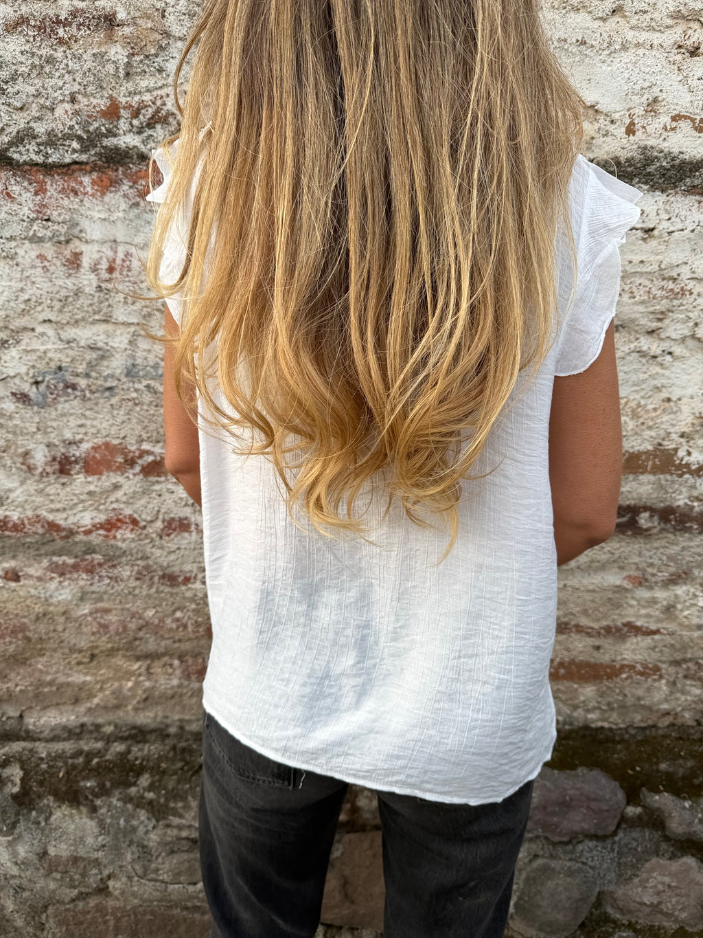 Blusa vuelitos escote central blanca
