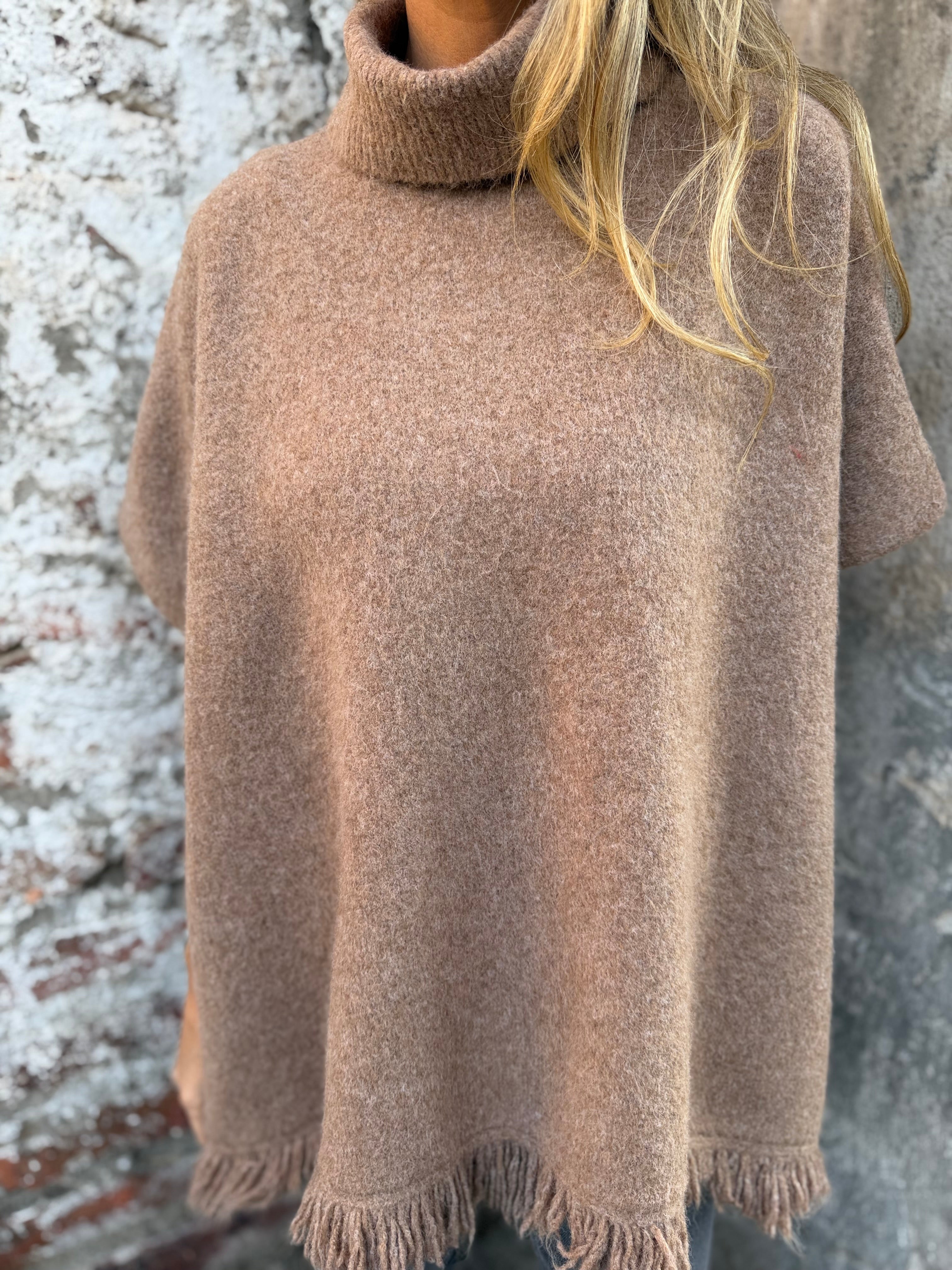 Ponchito cuello alto desflecado camel