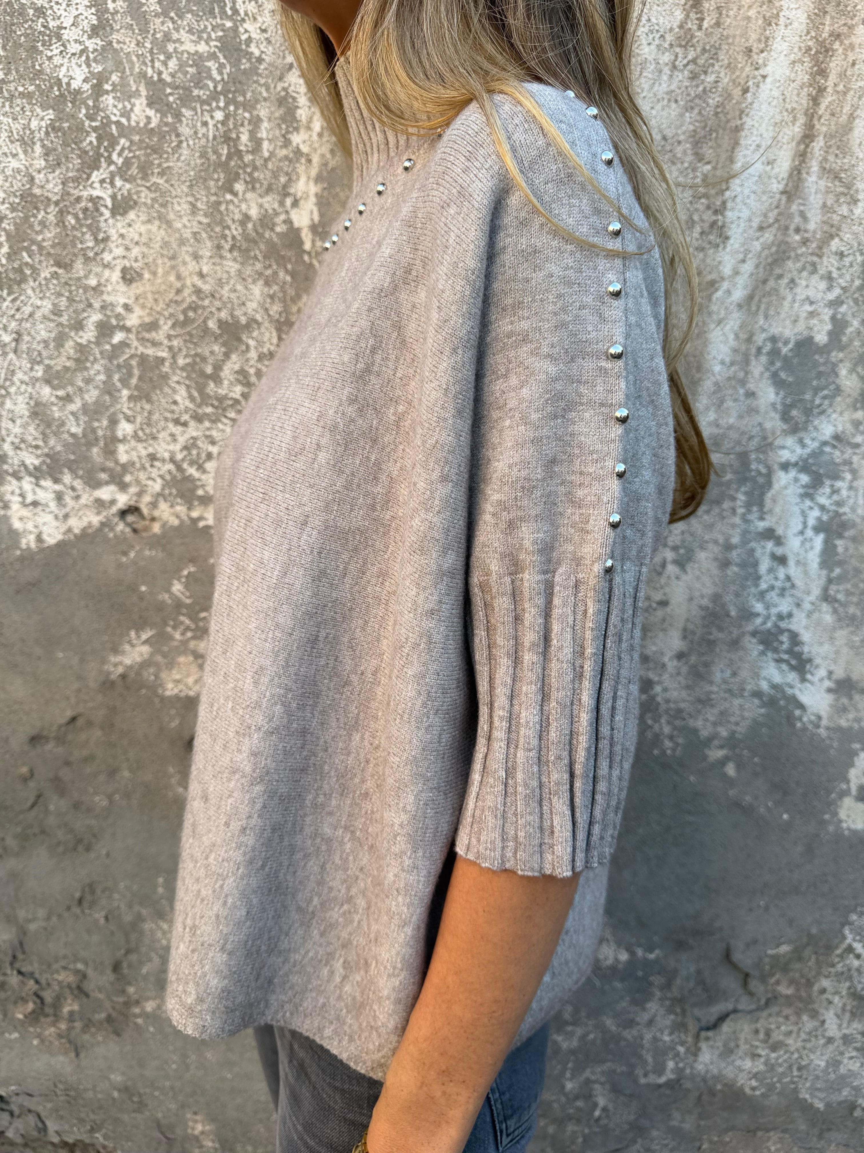 Chaleco medio cuello tachas beige