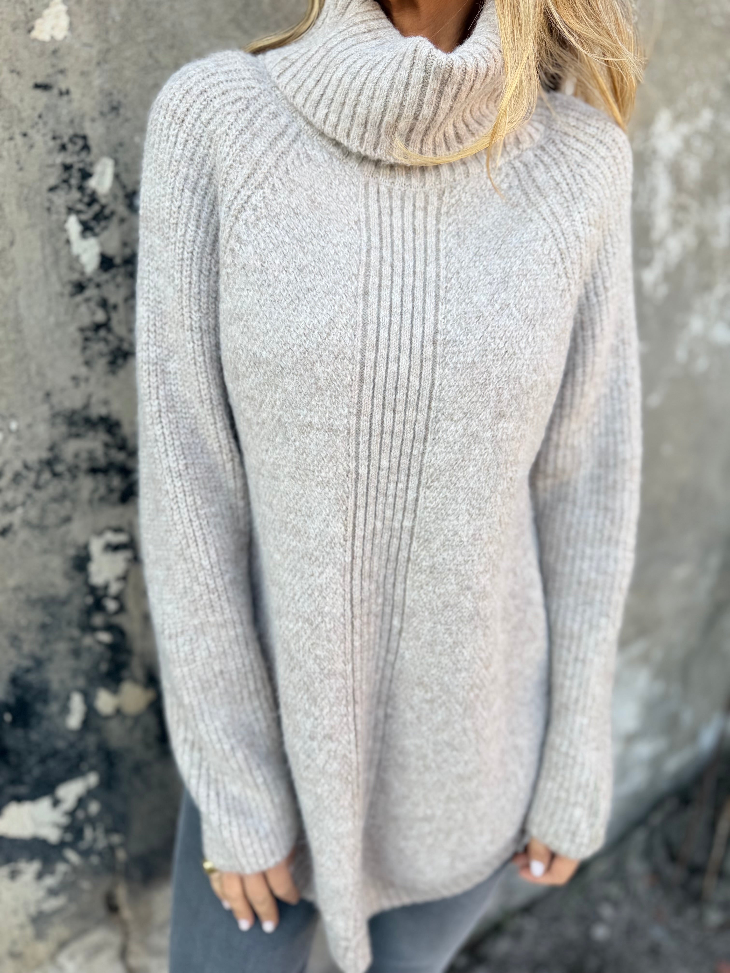 Chaleco cuello tortuga beige oscuro