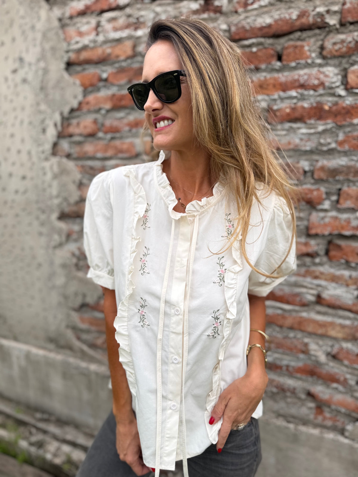 Blusa bordados mangas abullonadas beige claro