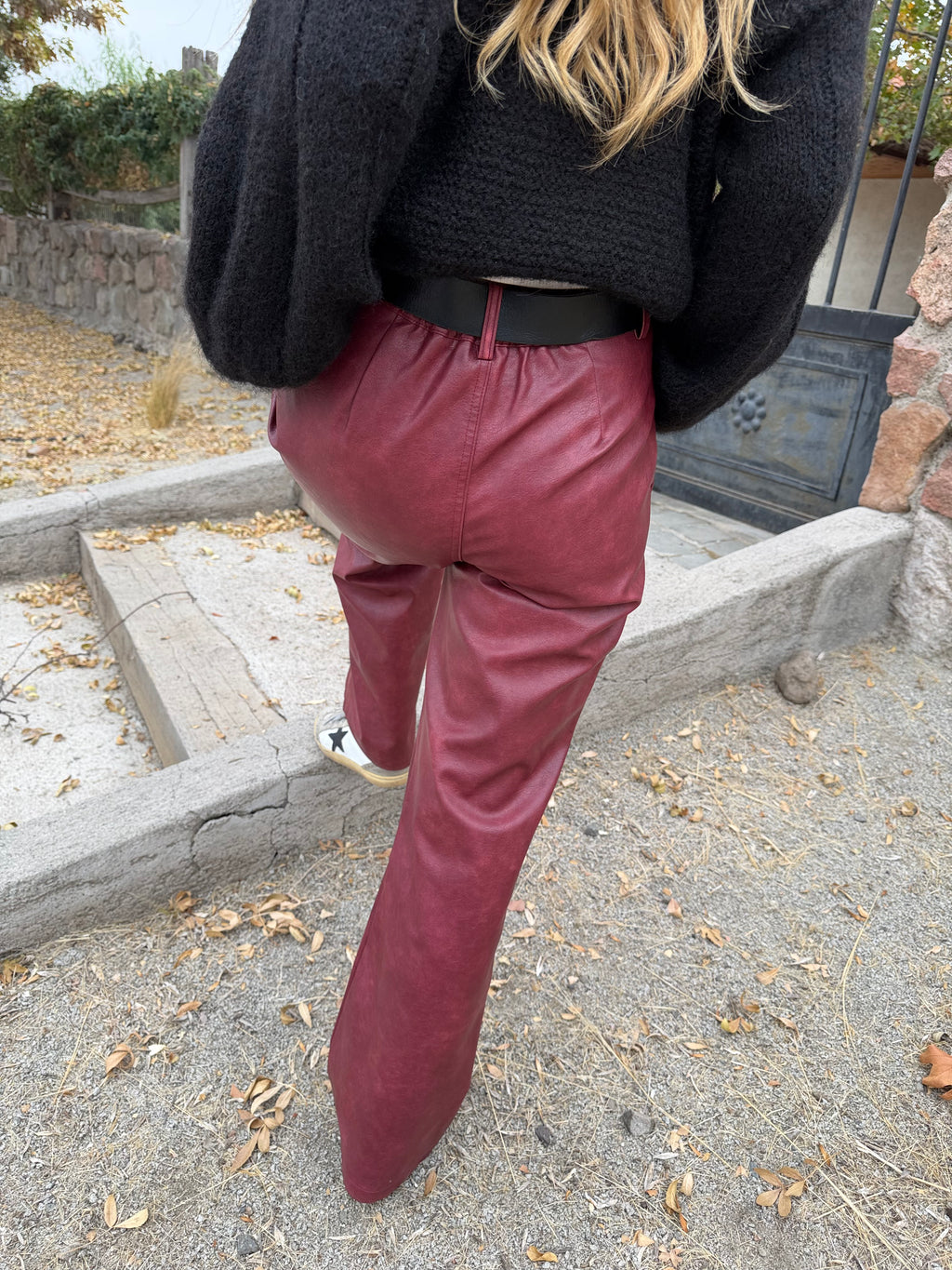Pantalón ecocuero desgastado premium opaco burdeo