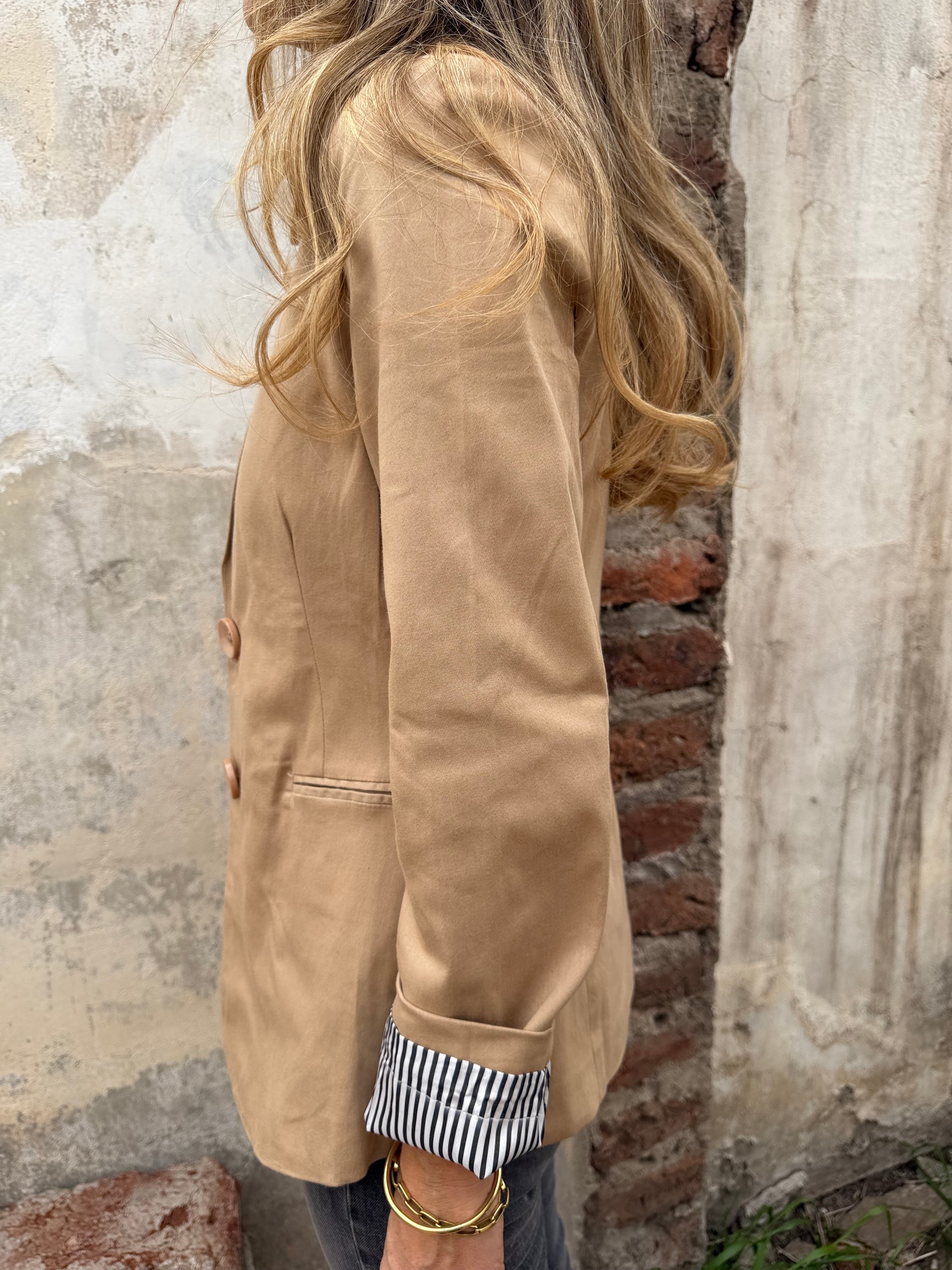 New blazer gabardina delgada con doblez rayado camel