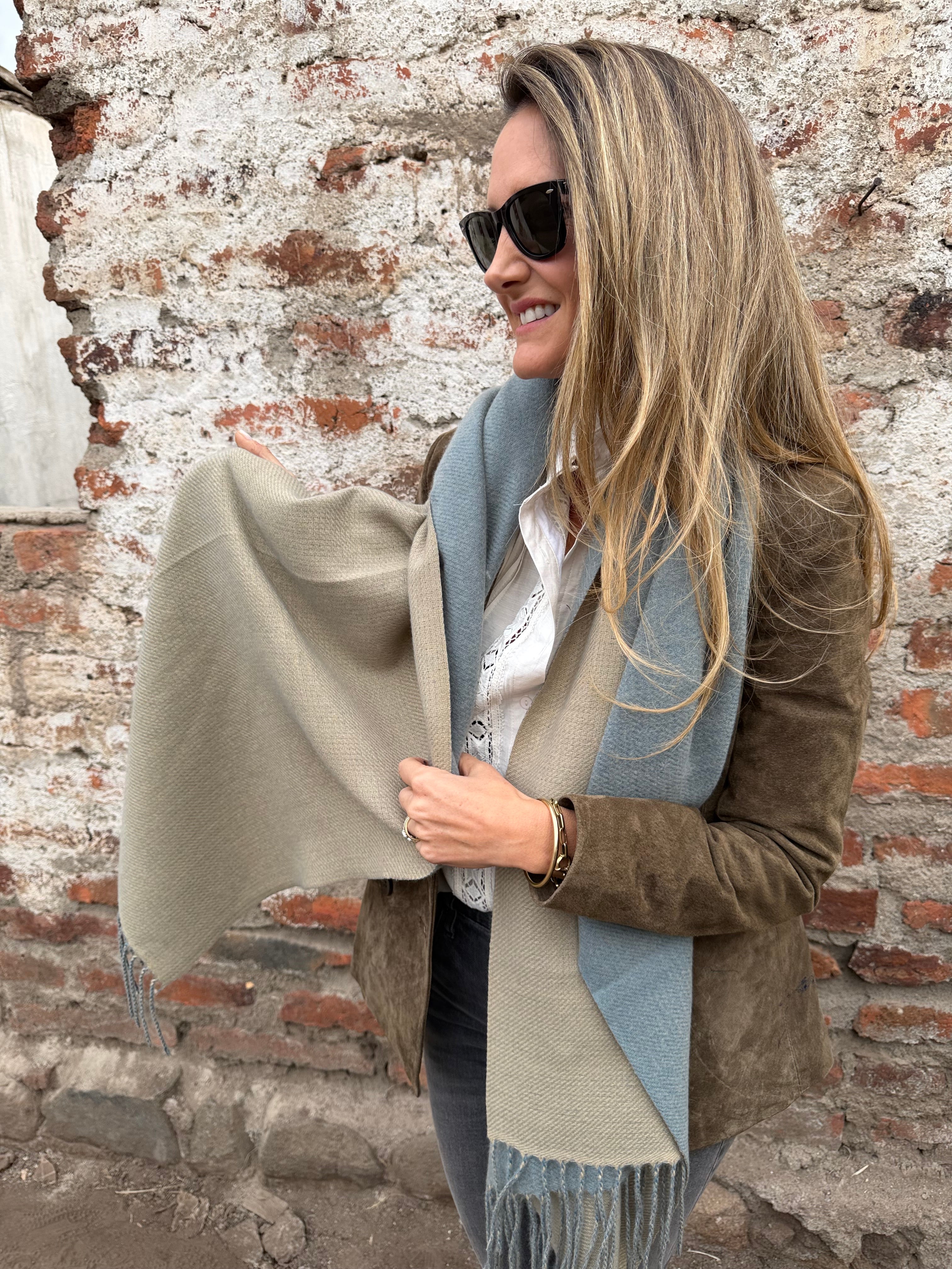 Bufandón simil cachemira celeste beige