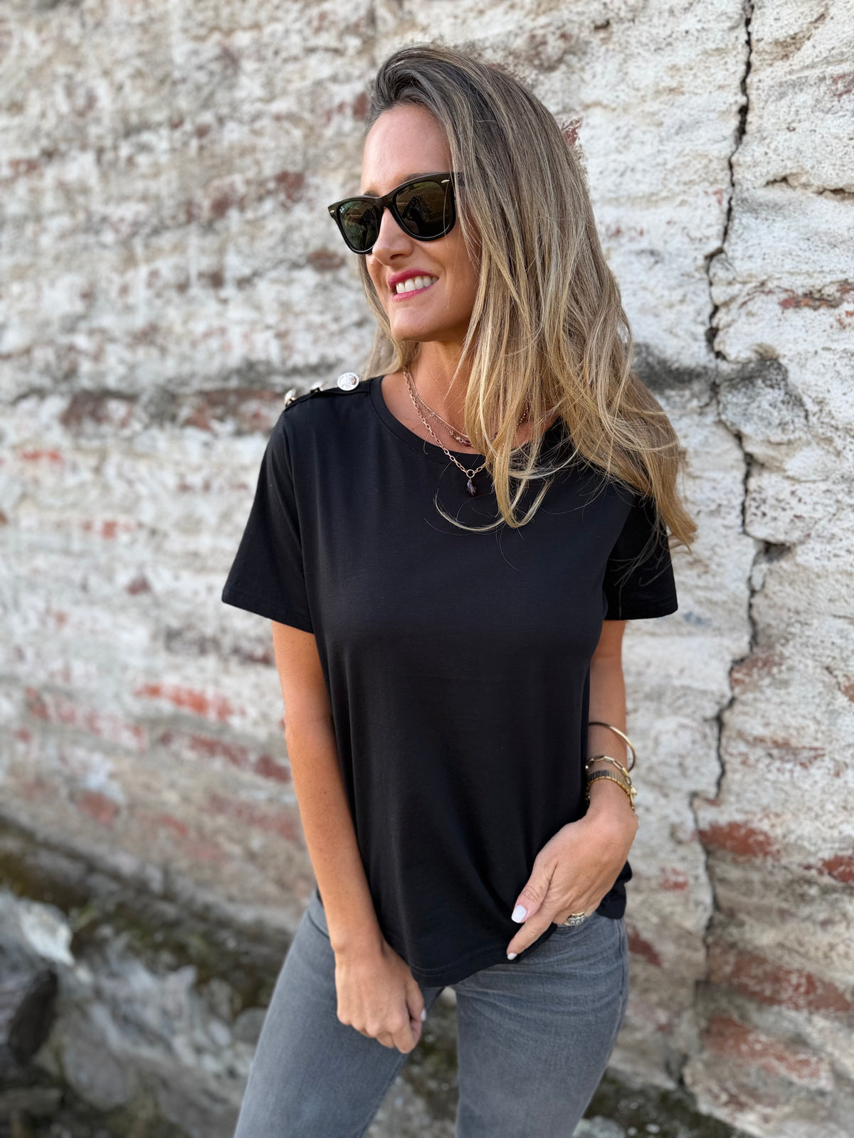 Polera botones hombros negra