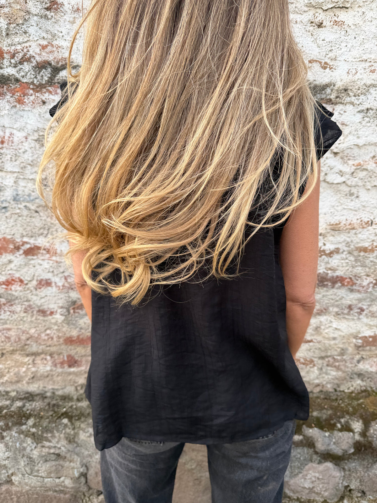 Blusa vuelitos escote central negra
