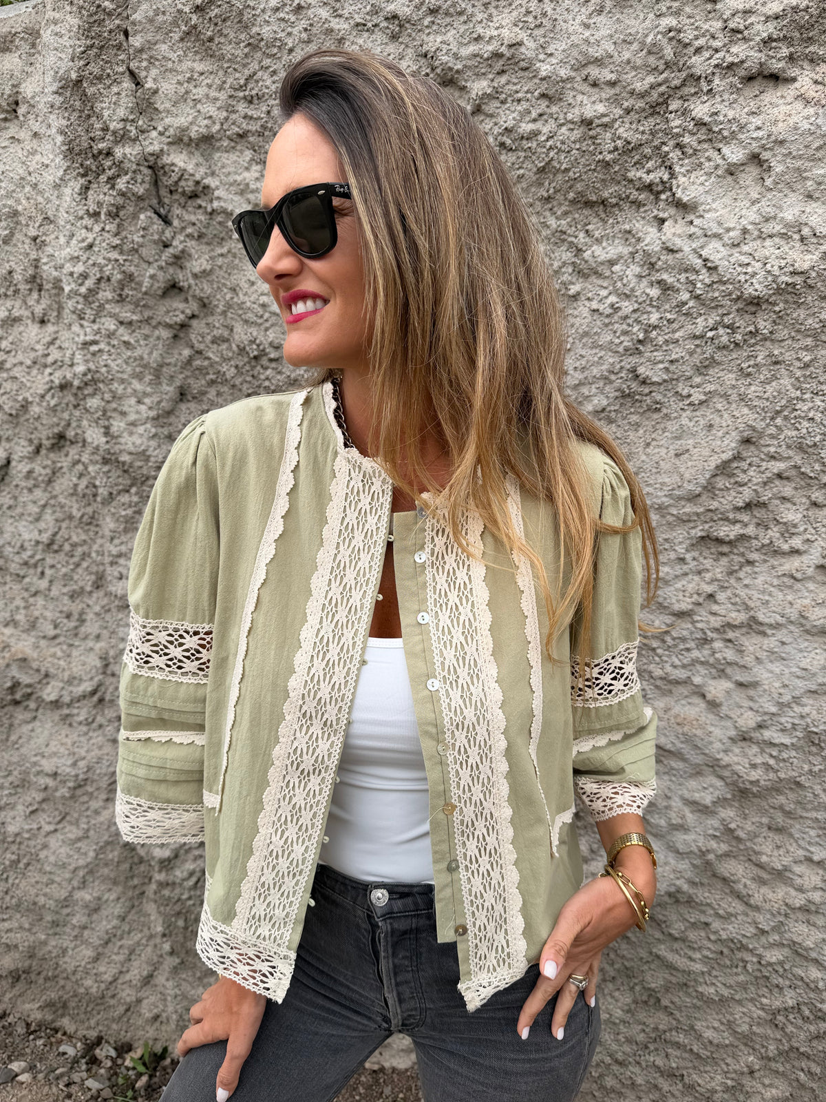 Chaqueta preciosa detalles macramé verde claro