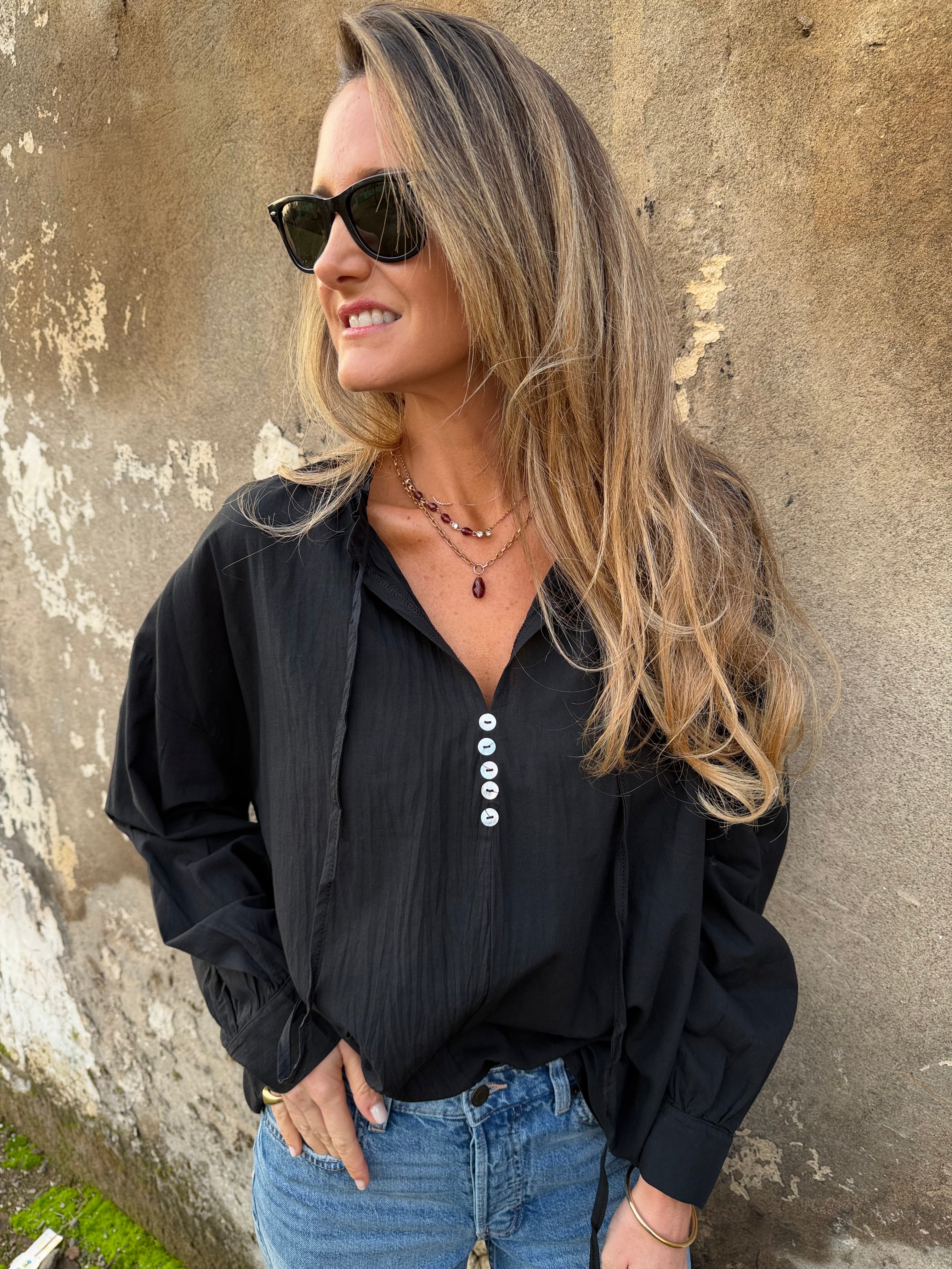 Blusa botones concha perla negra