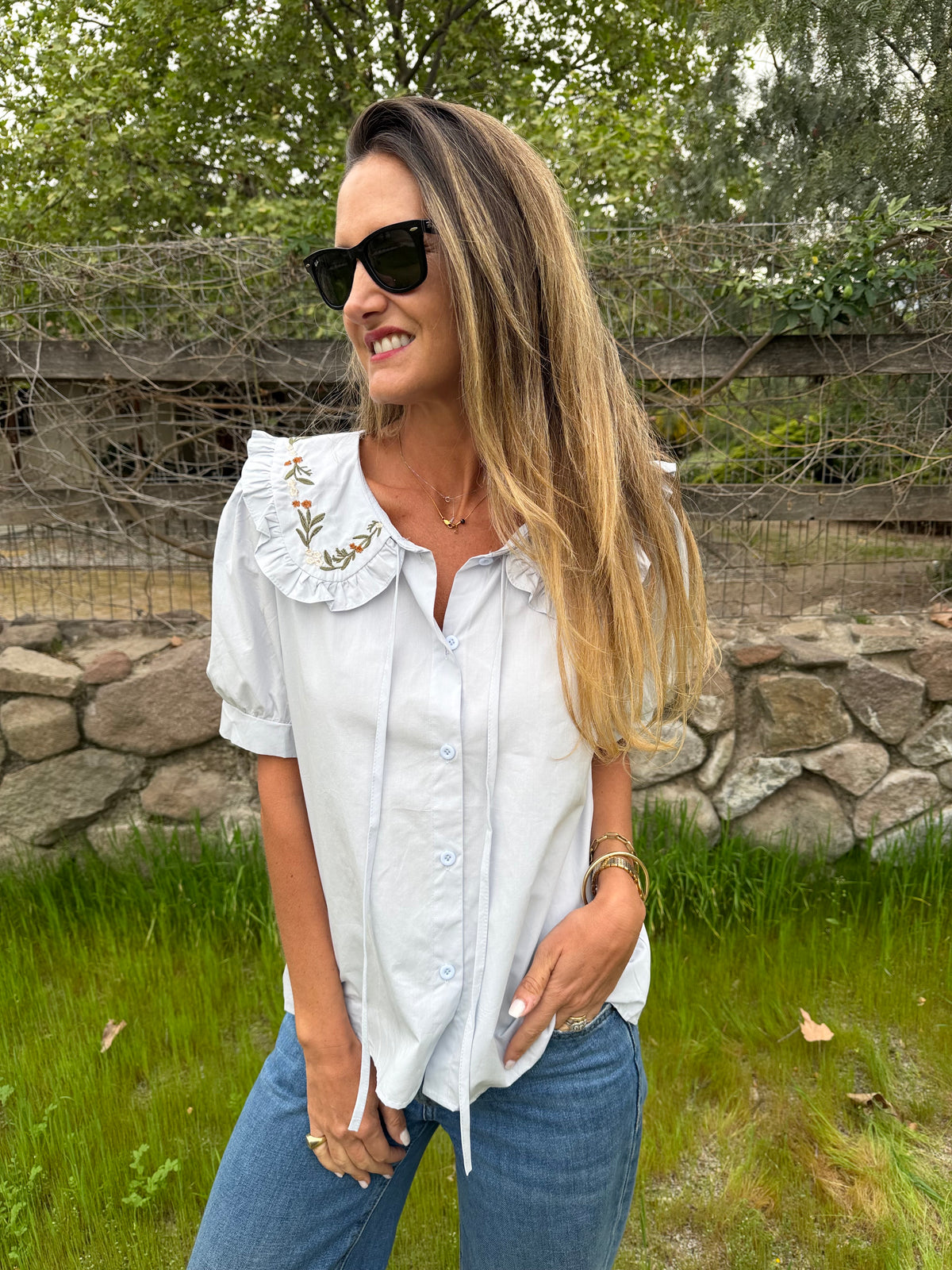 Blusa cuello bobo y flores celeste clara
