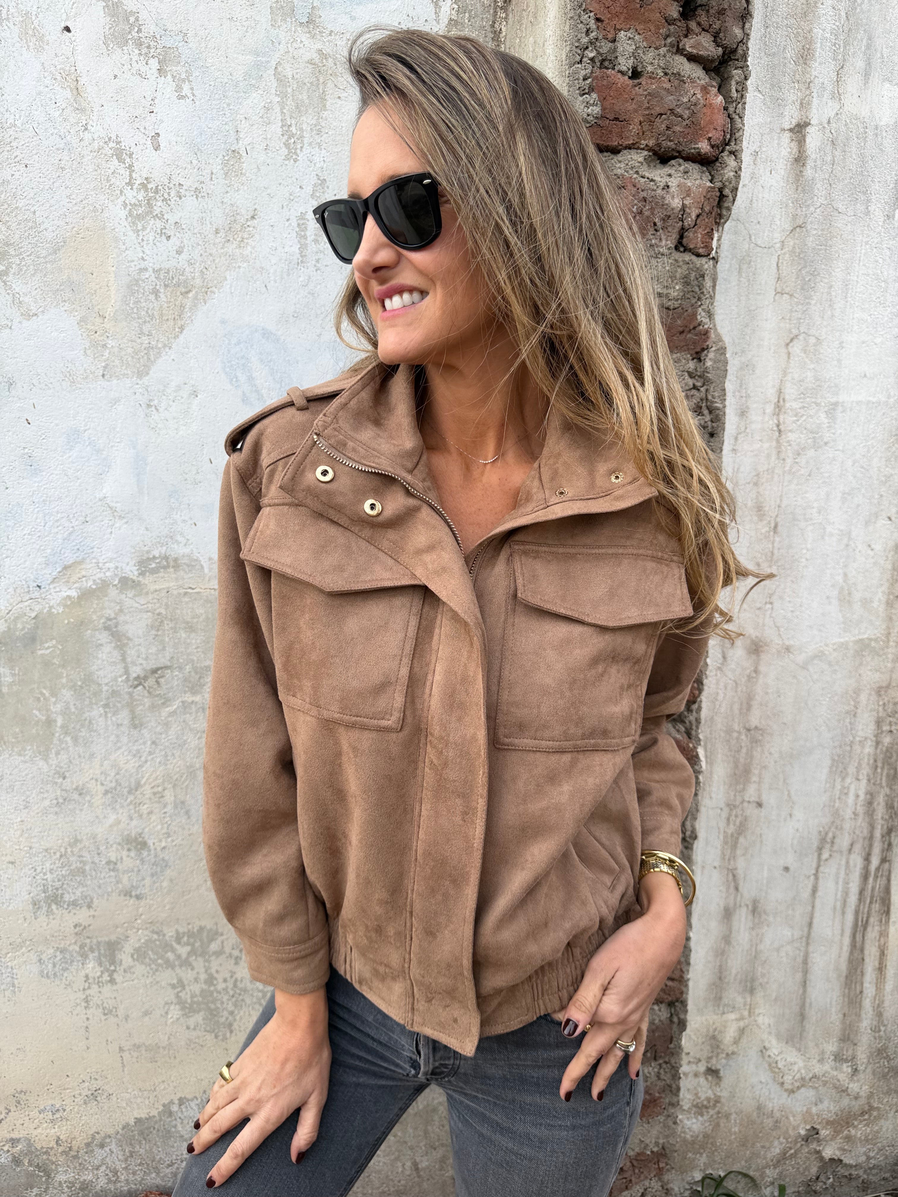 Chaqueta efecto gamuza bolsillos camel