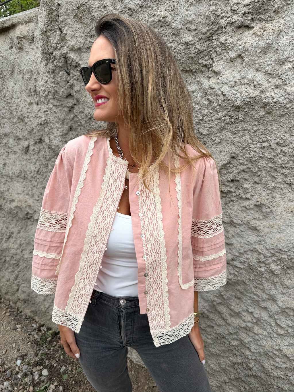 Chaqueta preciosa detalles macramé rosada